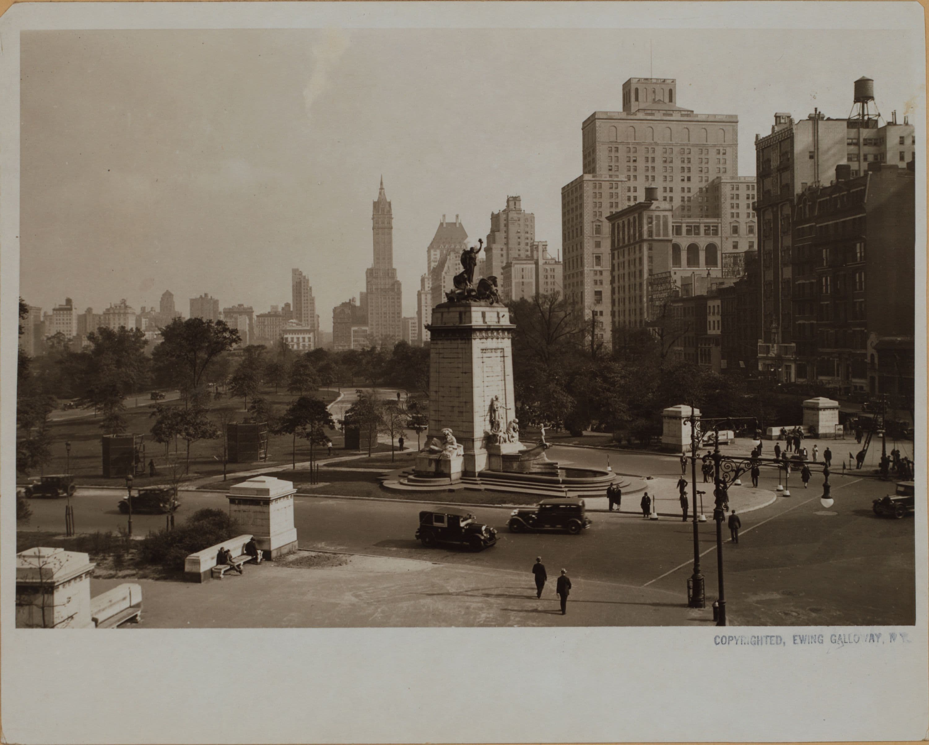 Manhattan: Central Park entrance at Columbus Circle.