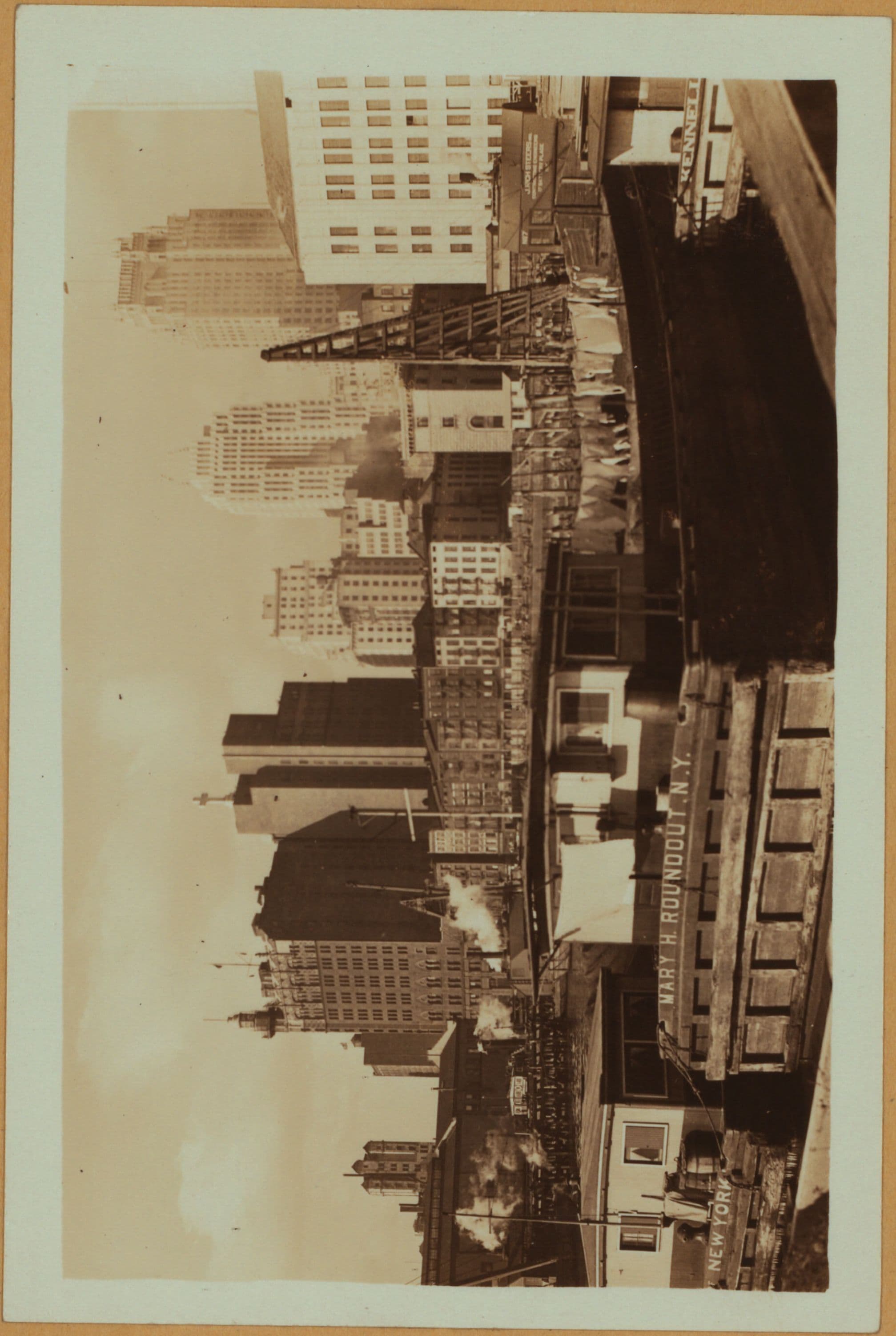 East River - shore and skyline ; South ferry ; Williamsburg bridge.