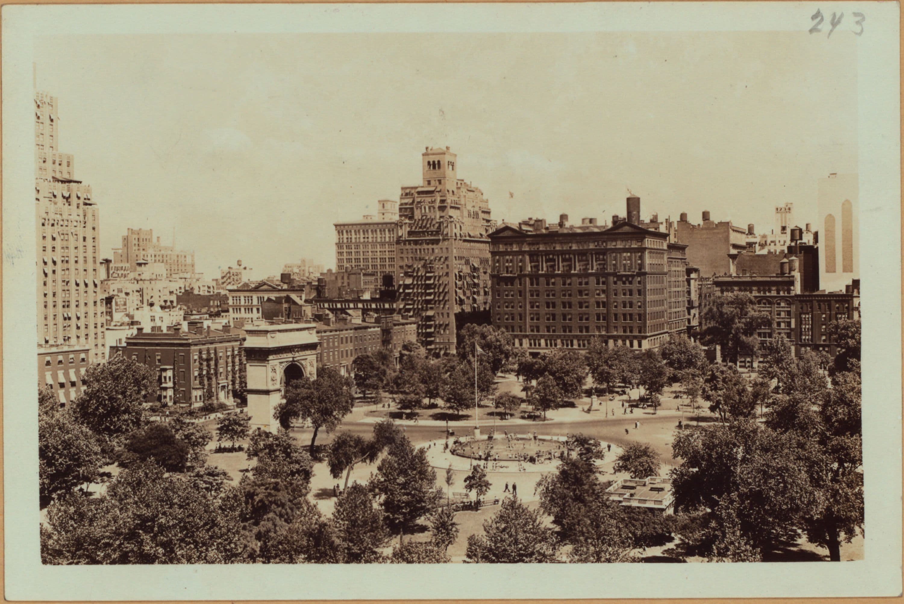 Manhattan: Washington Square South - 5th Avenue, 1935