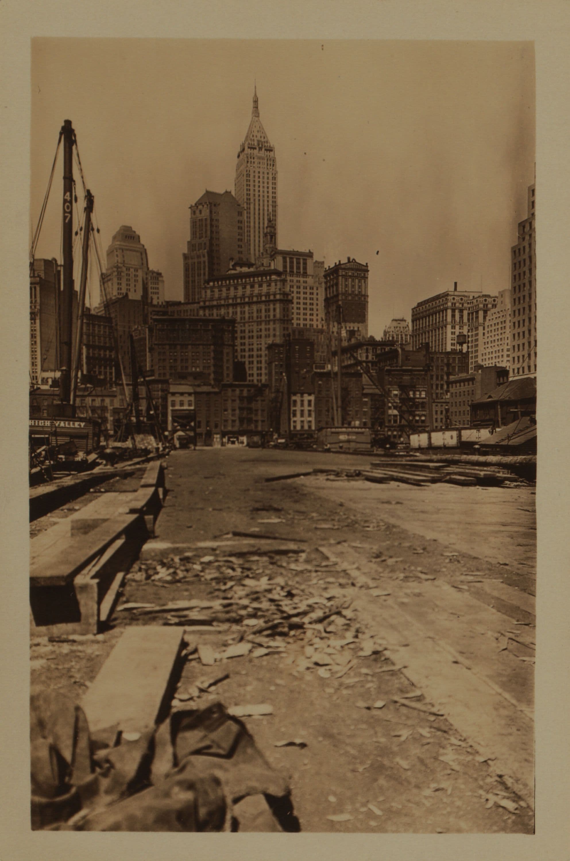 East River - Pier 11 - Manhattan - South Street - Jones lane - [Lower Manhattan skyline - Bank of Manhattan.]