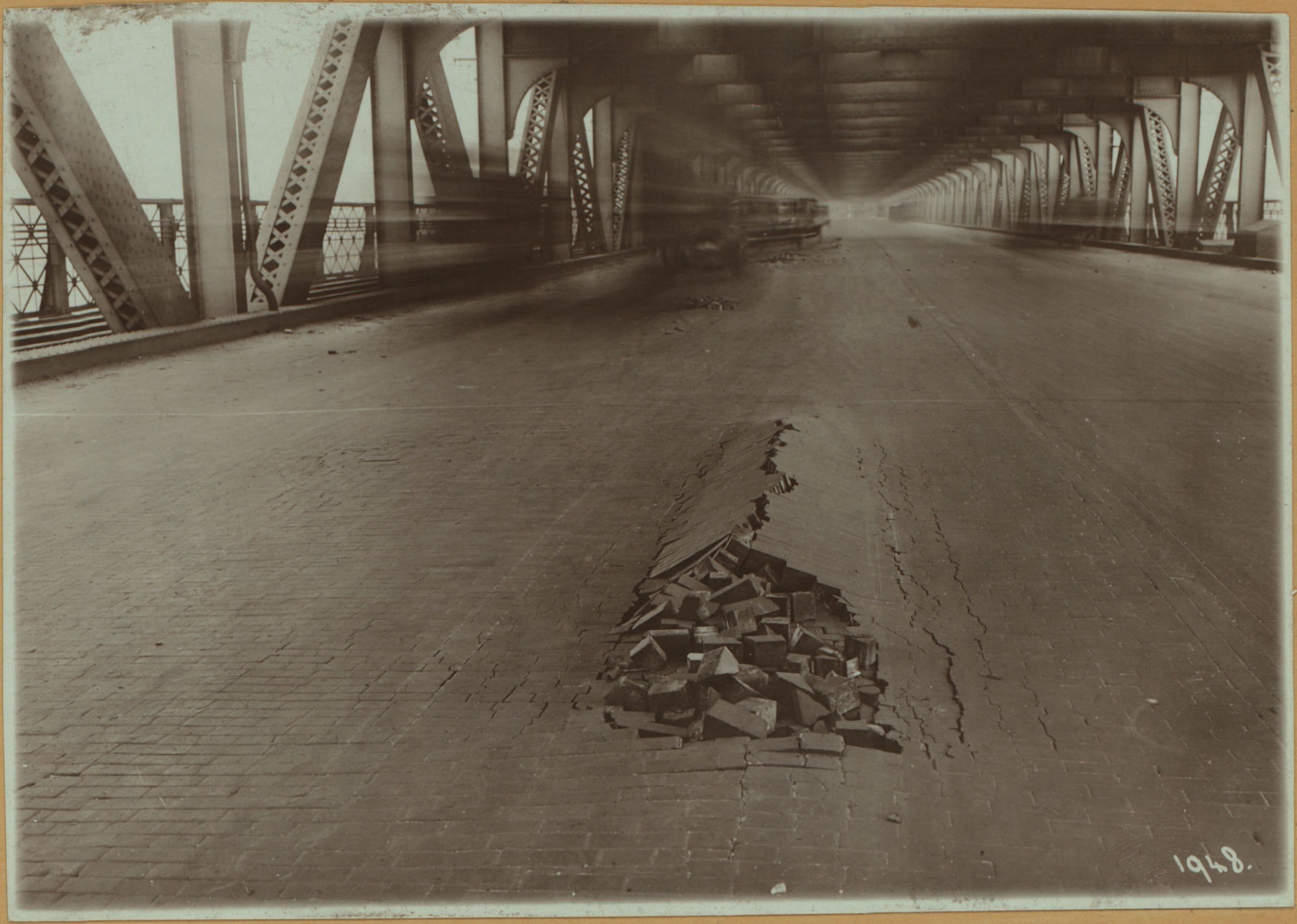 Bridges - Queensboro [Queensborough] Bridge - Stoning pavement.