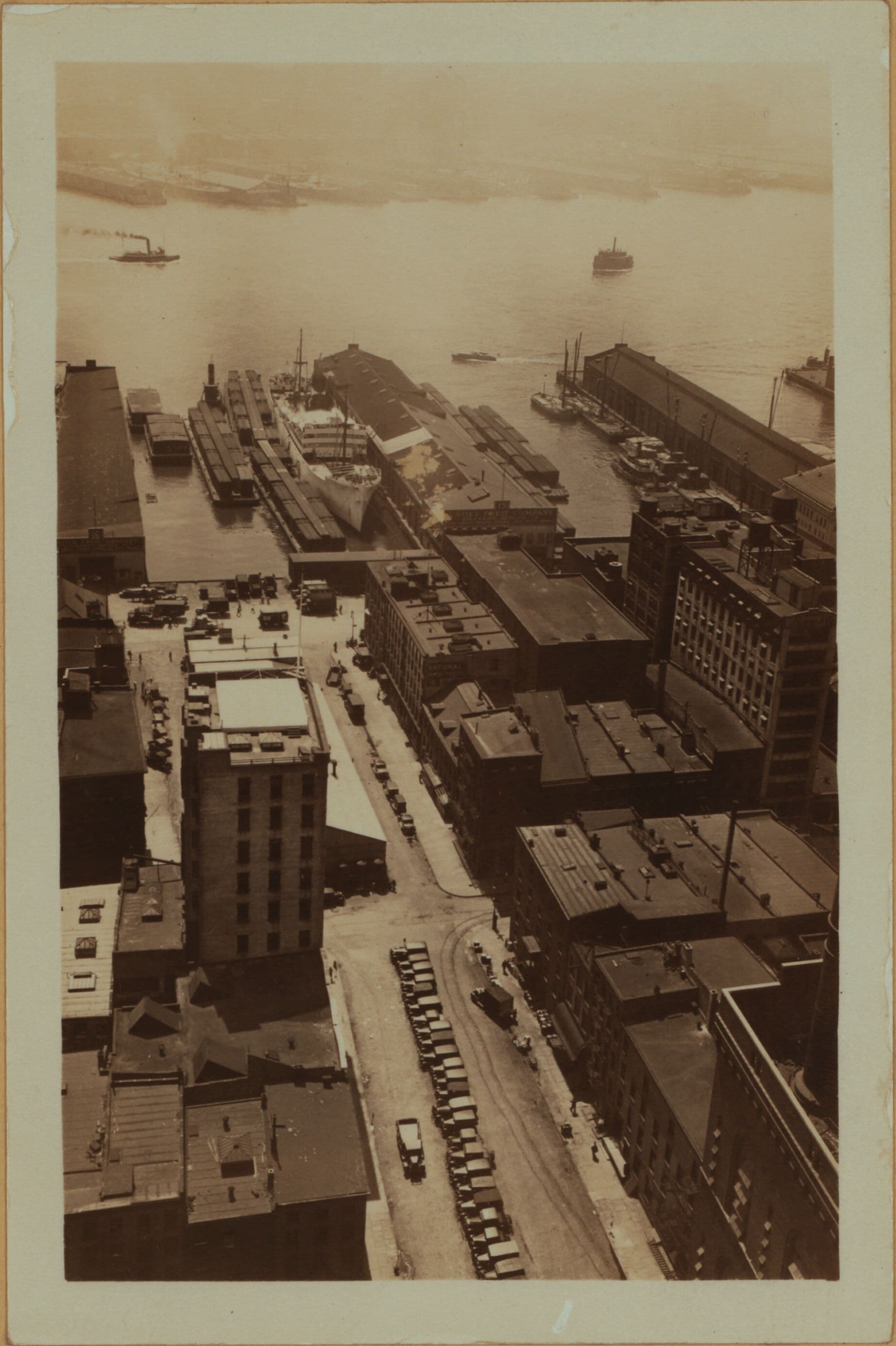 East River - Piers 14-16 - Manhattan - South Street - Depeyster Street - John Street - [Skyline of Brooklyn.]