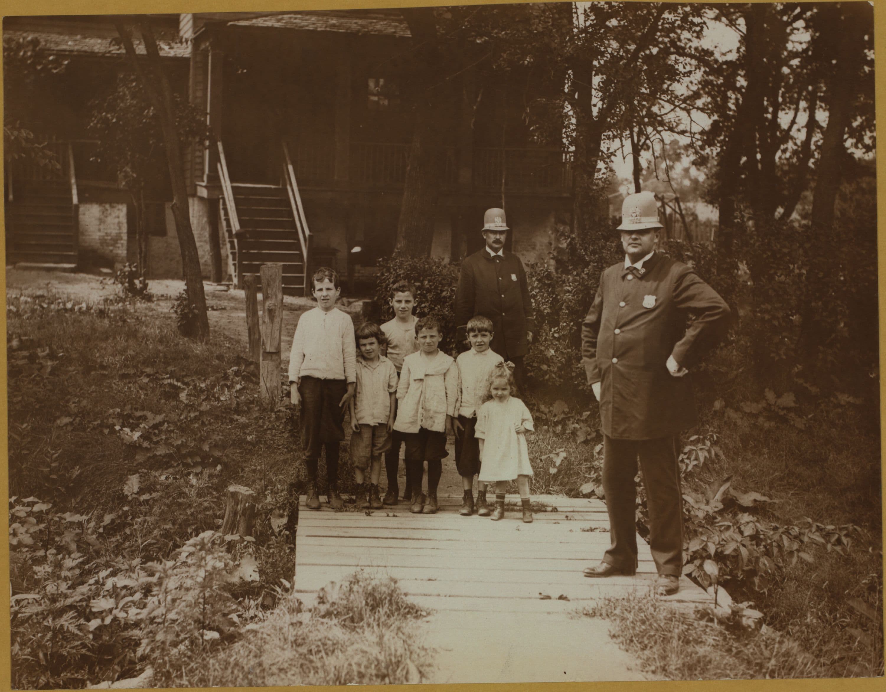 Islands - Hoffman Island - [Children of Cushing and Mills families guarded by policemen to prevent them leaving grounds - On Staten Island near quarantine.]