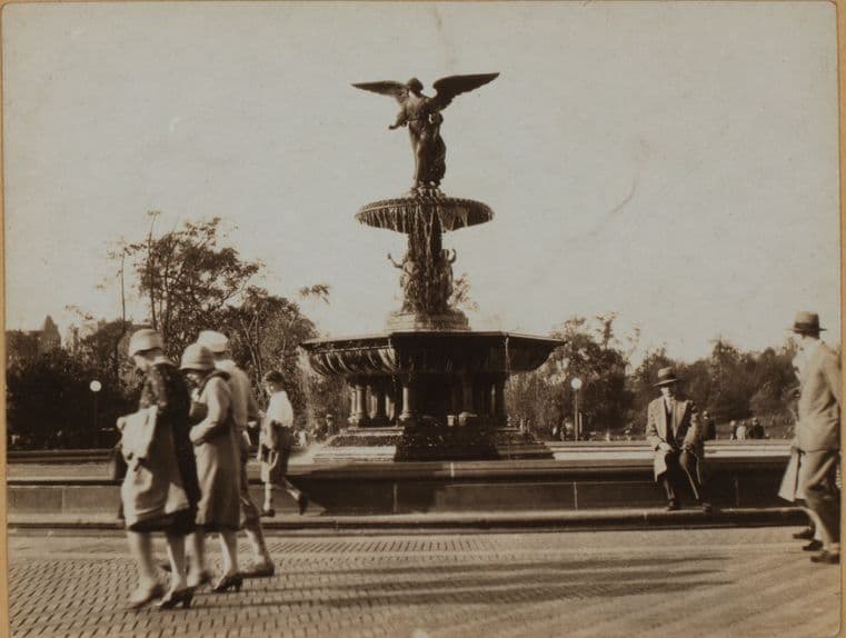 Manhattan: Central Park - Bethesda Fountain; Terrace Fountain and the Lake.