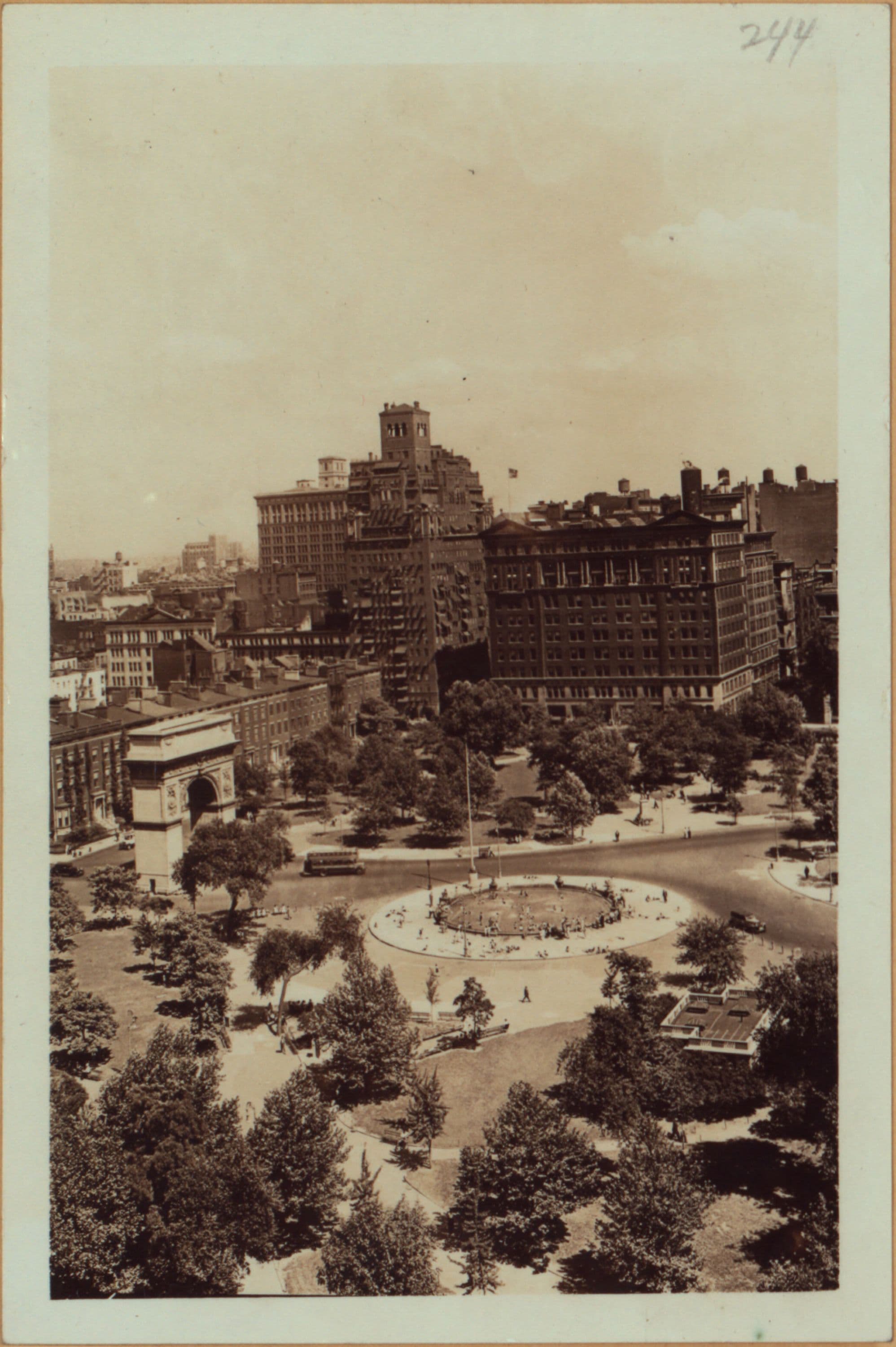 Manhattan: Washington Square West - 6th Avenue