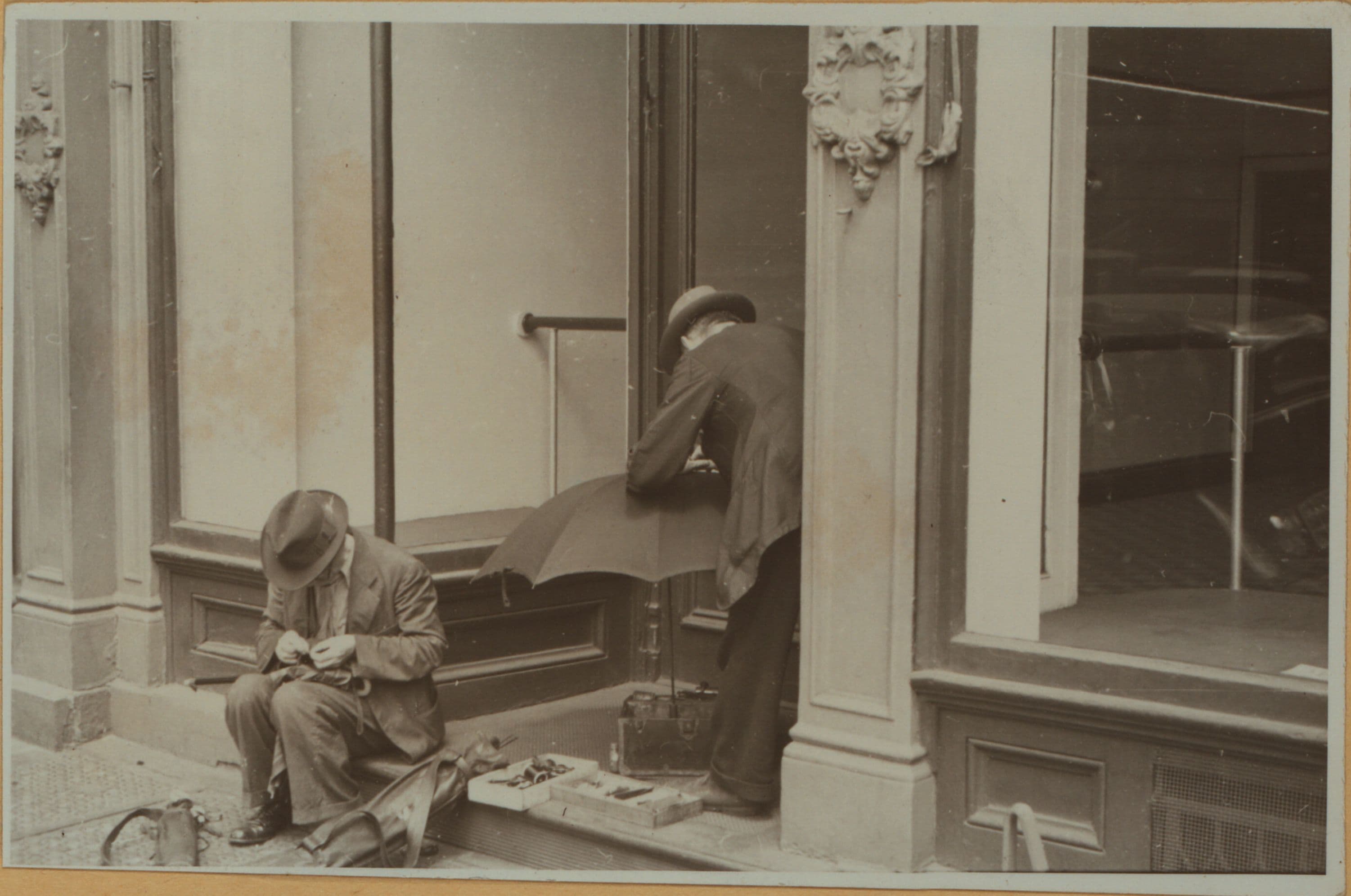 Occupations - Peddlers - Umbrellas.