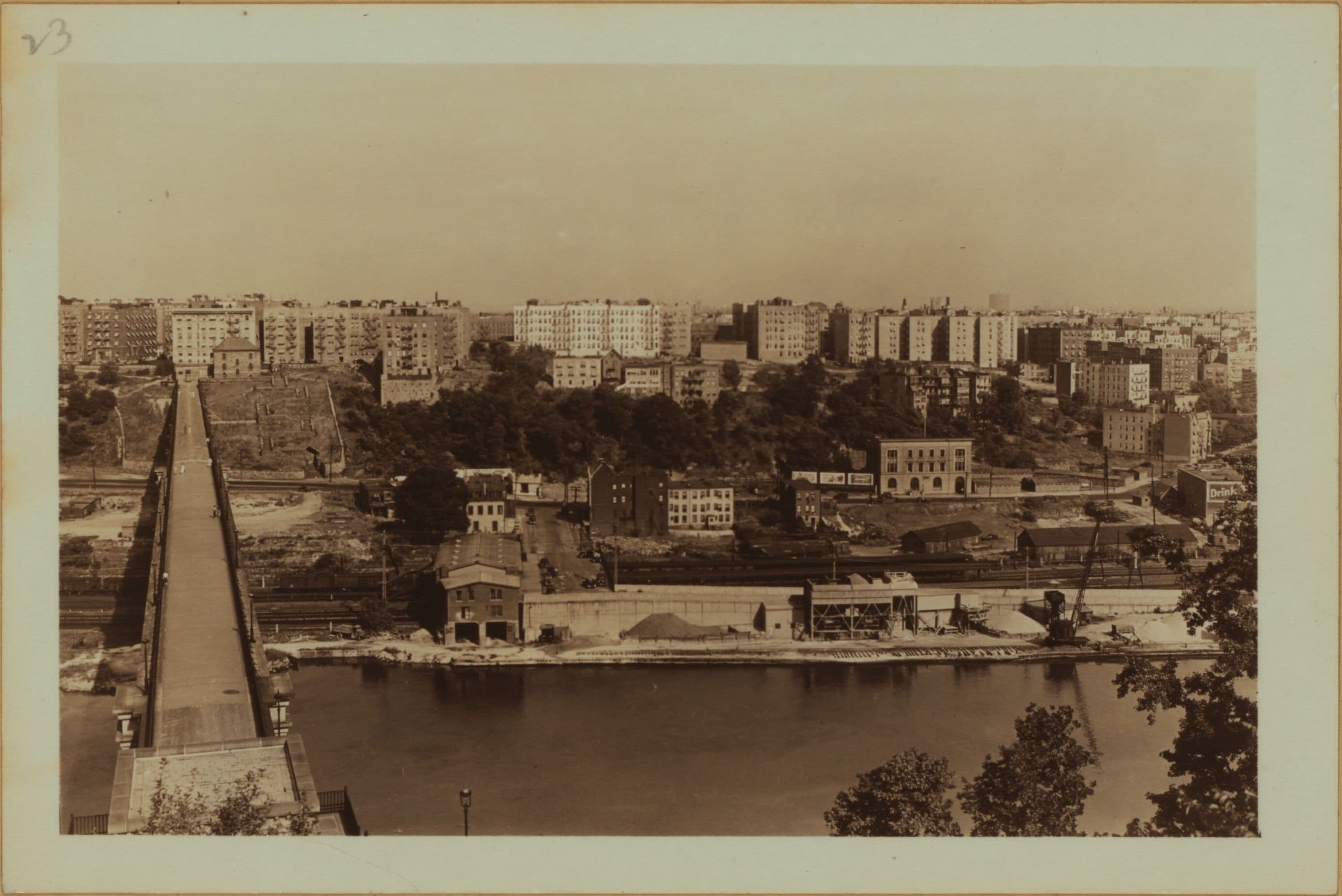 Bridges - High Bridge - [Spanning the Harlem River, and connecting the Bronx at about 170th Street to the Manhattan Highbridge Park at 174th Street.]