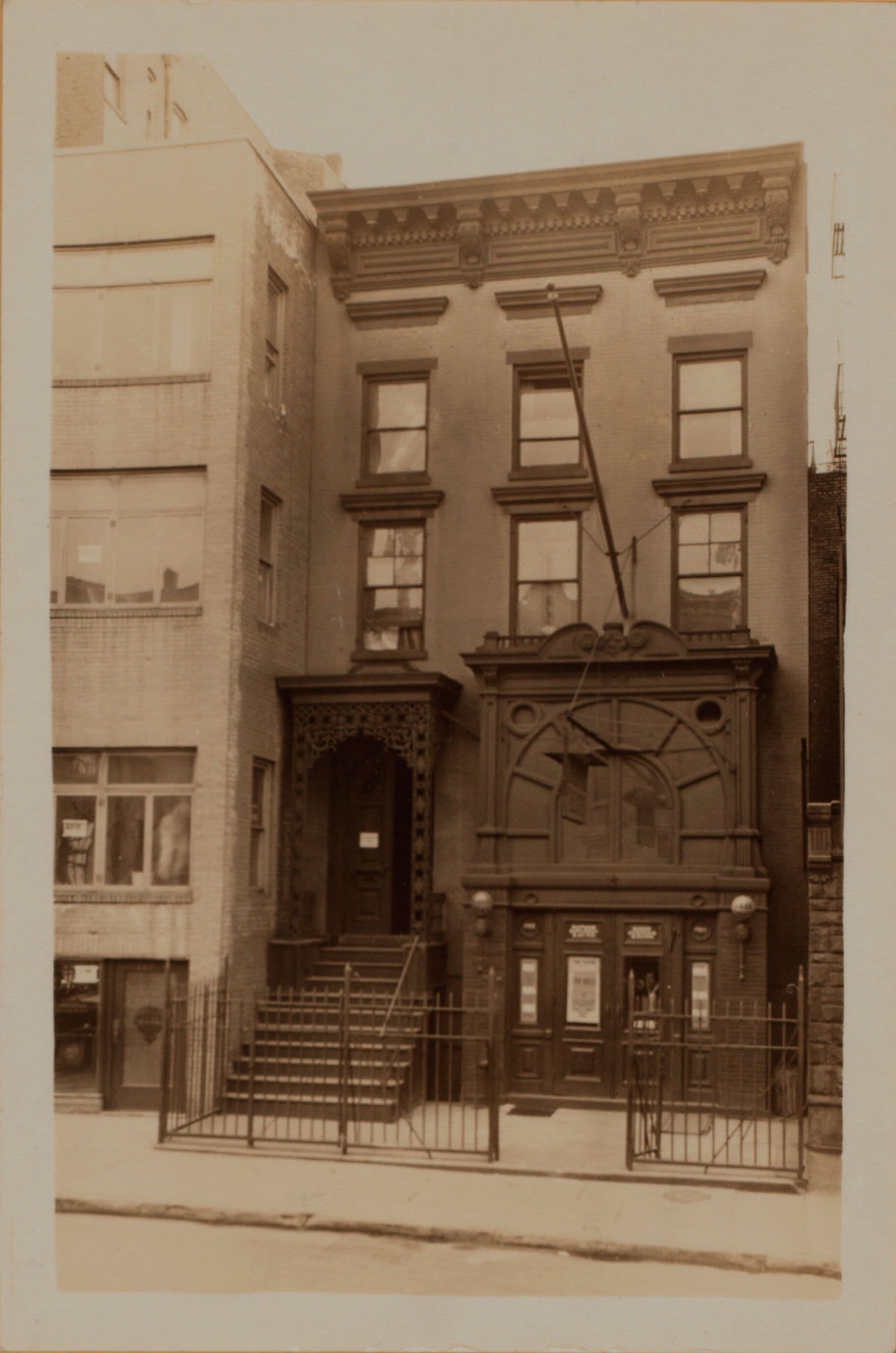 Manhattan: 27th Street (East) - Lexington Avenue: Exterior views of Branhall Theatre changed to Davenport, or Free Theatre.