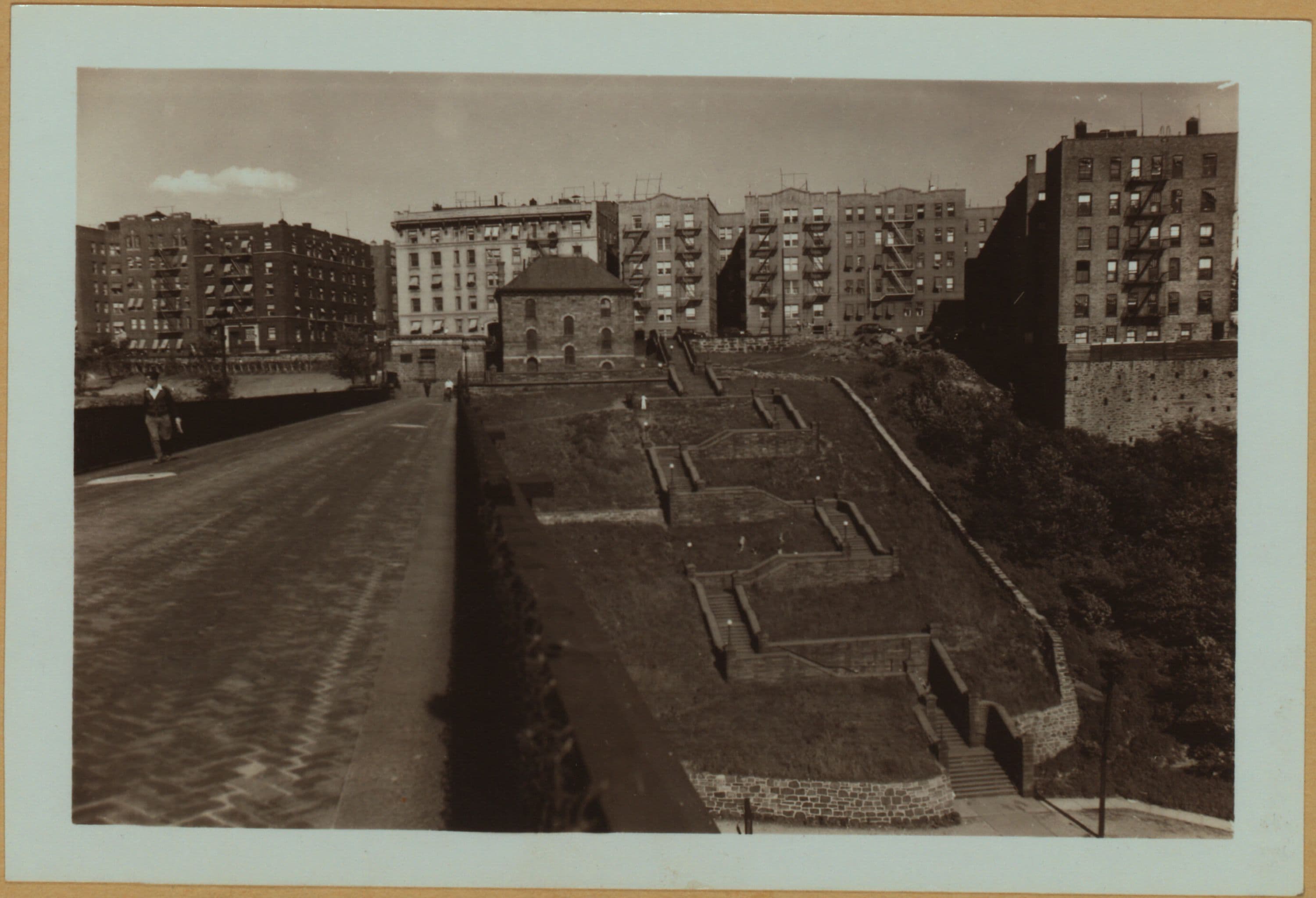 Bridges - High Bridge - [Spanning the Harlem River, and connecting the Bronx at about 170th Street to the Manhattan Highbridge Park at 174th Street.]