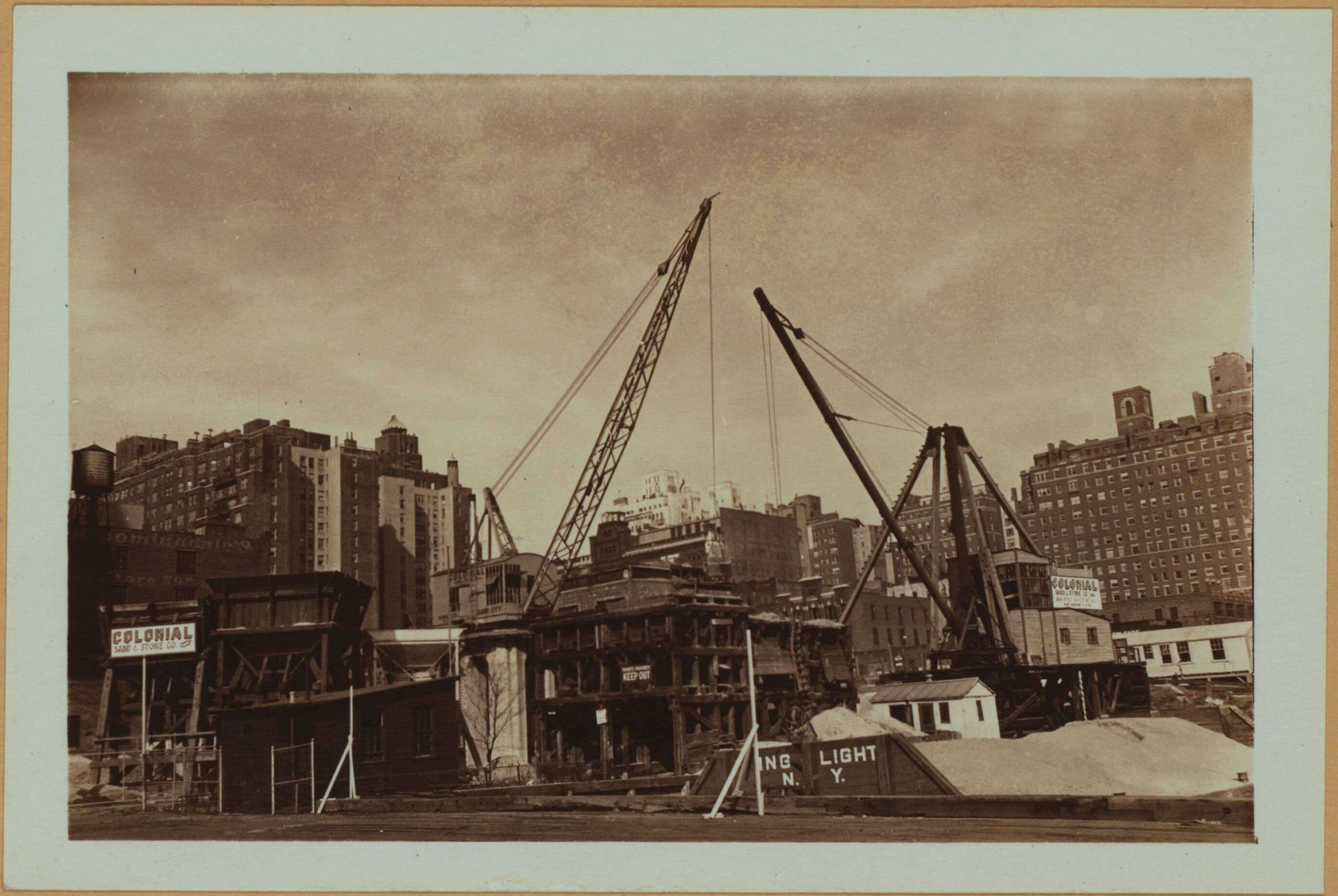 East River - Shore and skyline of Manhattan from East 53rd Street - Williamsburg and Queensborough Bridges - [Colonial Sand and Stone Company.]
