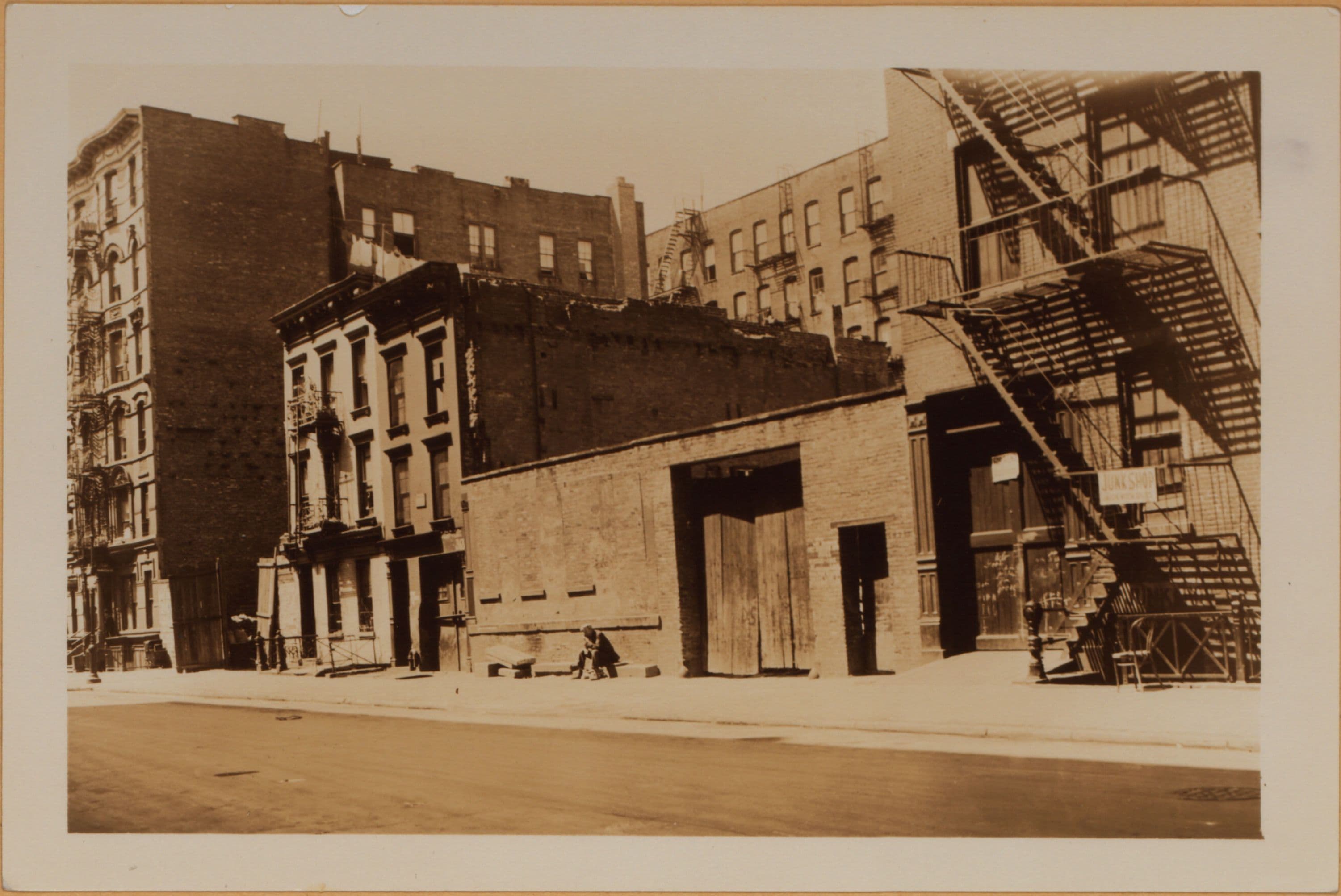 Manhattan: 3rd Street (East) - Lewis Street