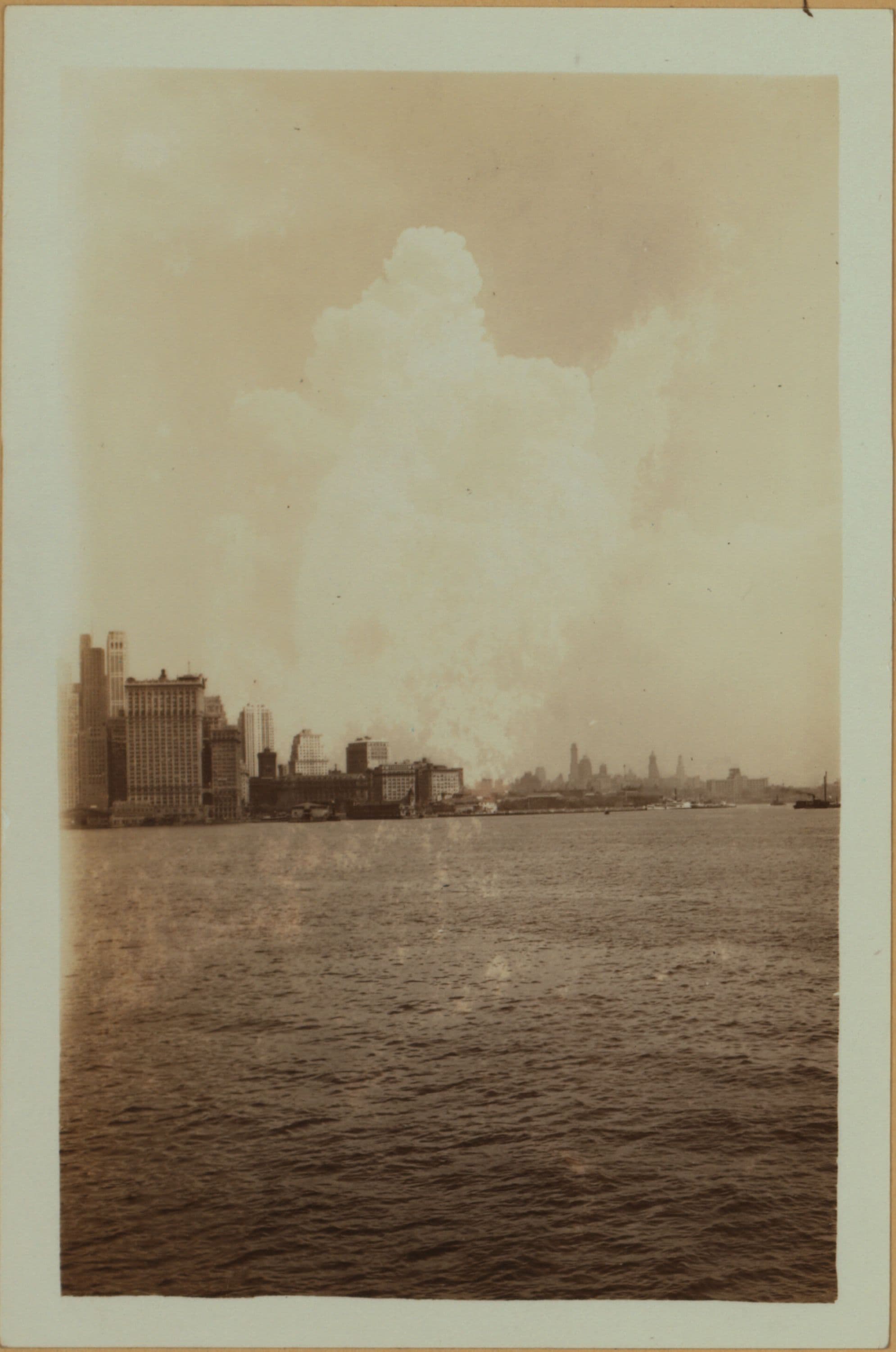 North (Hudson) River - Shore and skyline - Manhattan - Battery - 14th Street - [New York Aquarium - Bank of Manhattan - City Bank-Farmers Trust Company.]