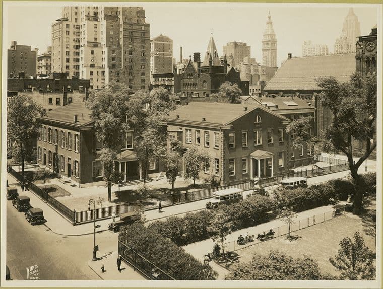 15th Street (East) - Rutherford Place, northwest corner