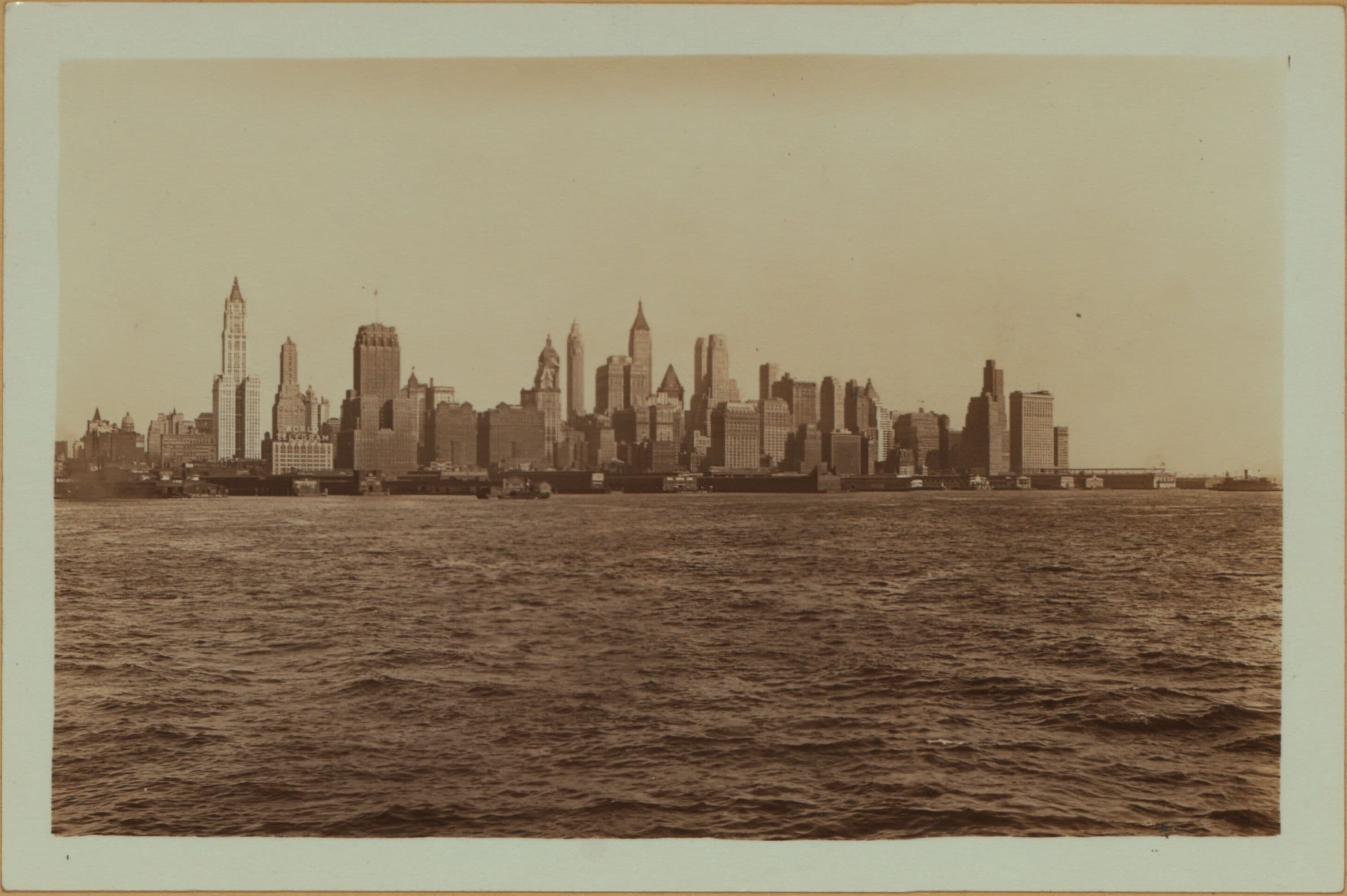North (Hudson) River - Shore and skyline - Manhattan - Battery - 14th Street - [Bank of Manhattan - Bankers Trust Company - City Bank-Farmers Trust Company - Irving Trust Company - New York Telephone Company - Singer Manufacturing Company - Transportation Building - Woolworth Building.]