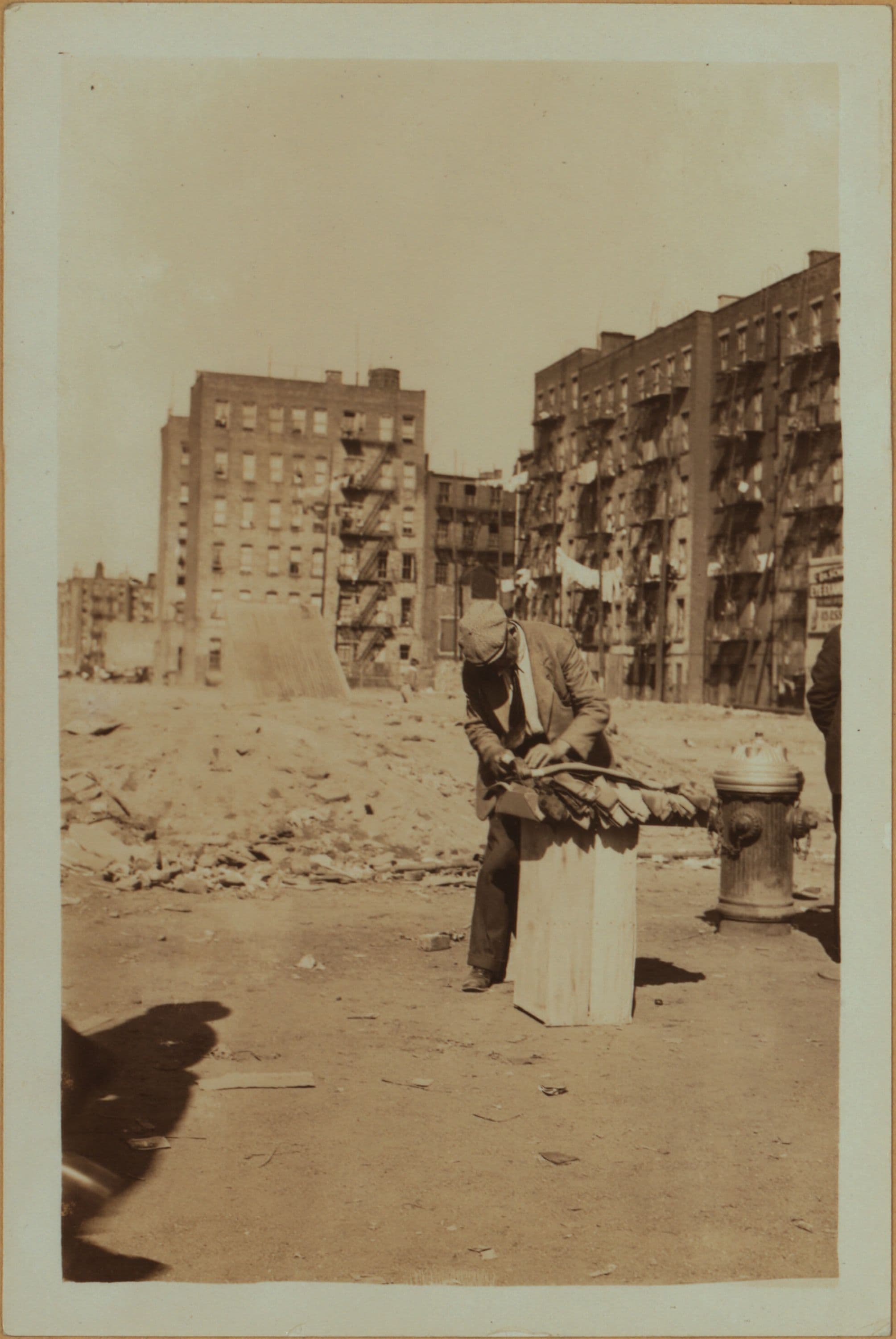 Occupations - Peddlers ; Street life - Dry goods and clothing vendors - Ties., 1932