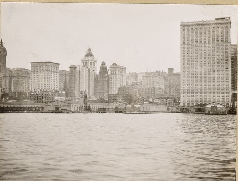 North (Hudson) River - [River scenes - Manhattan skyline - Bankers Trust Company - Singer Manufacturing Company.]