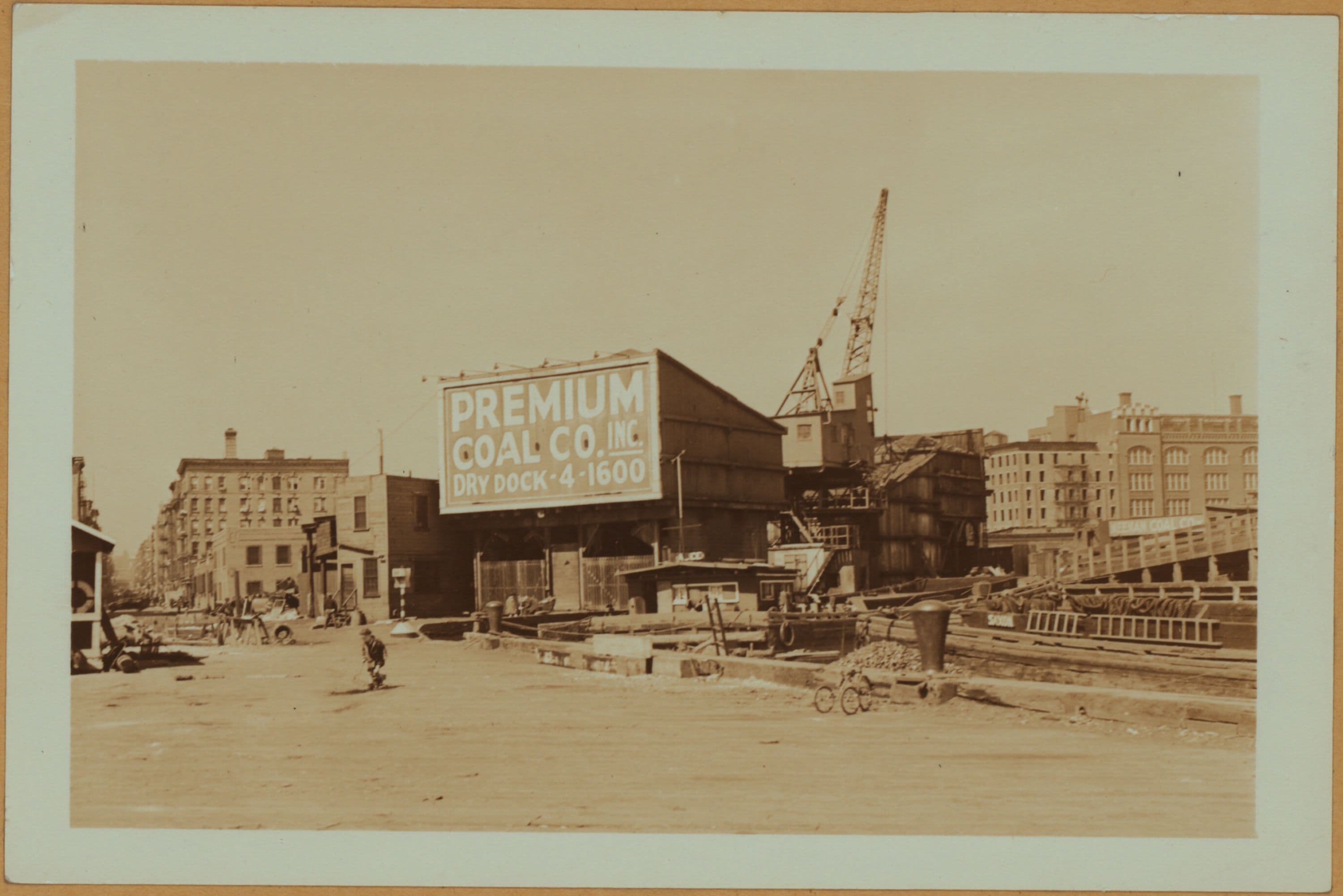 East River - Manhattan - Pier 50 - East Street - Rivington Street - [United States Volunteer Life Saving Corps.].