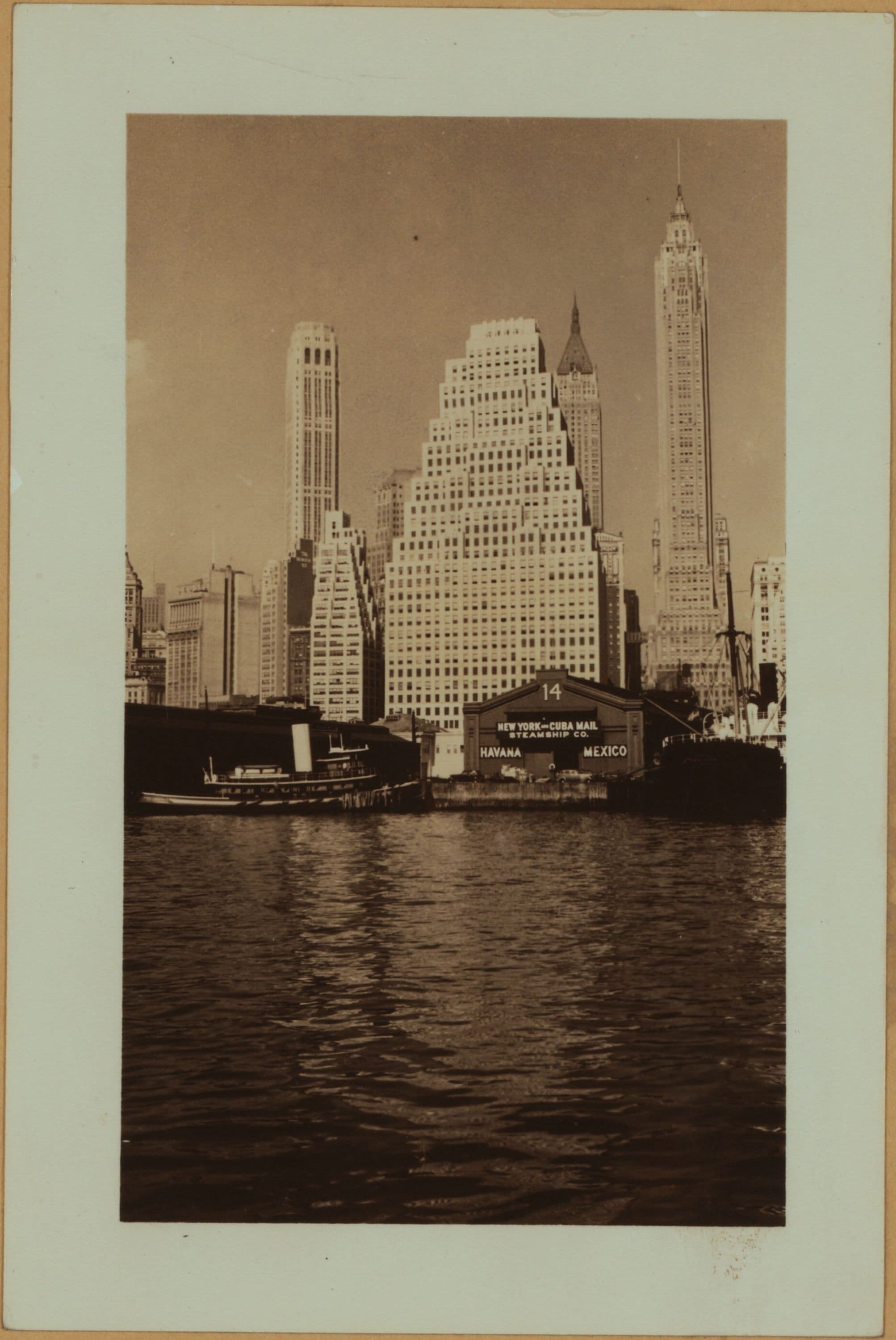 East River - Piers 13-14 - Manhattan - South Street - Wall Street - Maiden Lane - [American Sugar Refining Company; Bank of Manhattan; City Bank-Farmers Trust Company; 60 Wall Street Tower.]