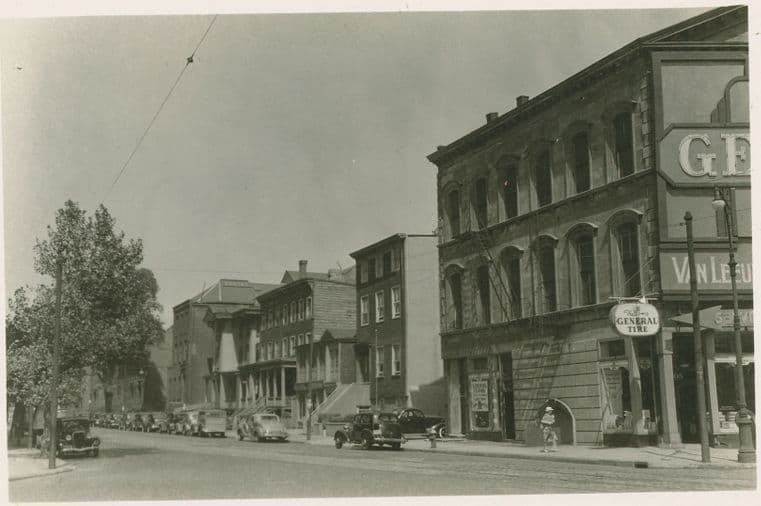 Underhill Avenue - Pacific Street looking north