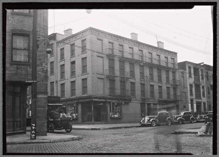 Industrial buildings; Tod's Café: Summit St.-Hamilton Av-Columbia St., Brooklyn