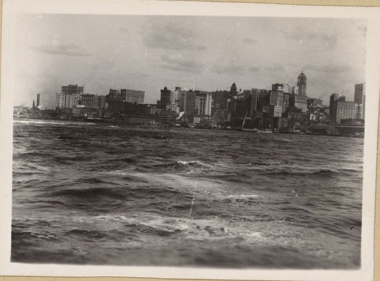 North (Hudson) River - [River scenes - Manhattan skyline - Bankers Trust Company - Singer Manufacturing Company.]