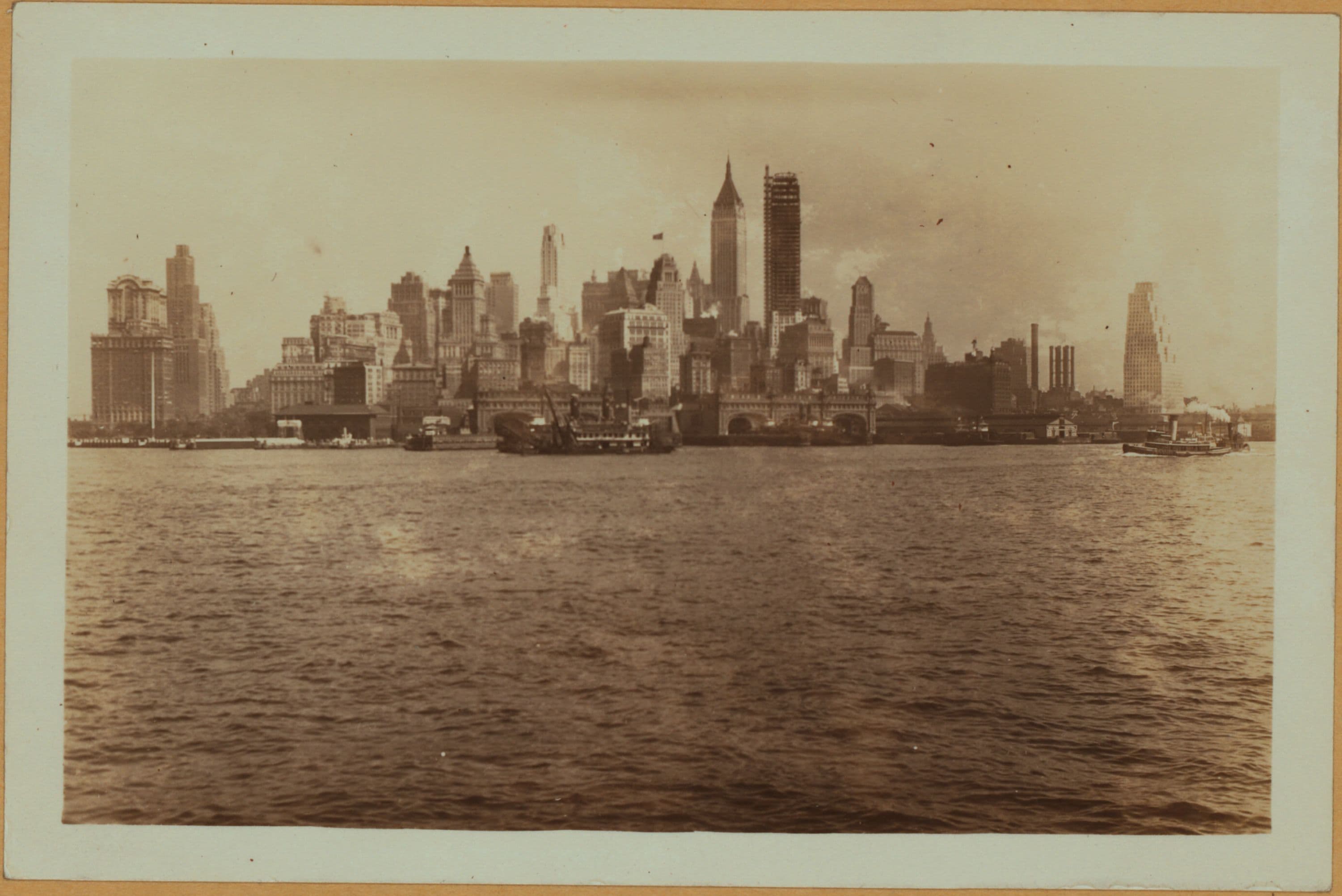 East River - Shore and skyline of lower Manhattan - South Ferry - Williamsburg Bridge - Battery Park - John Street.