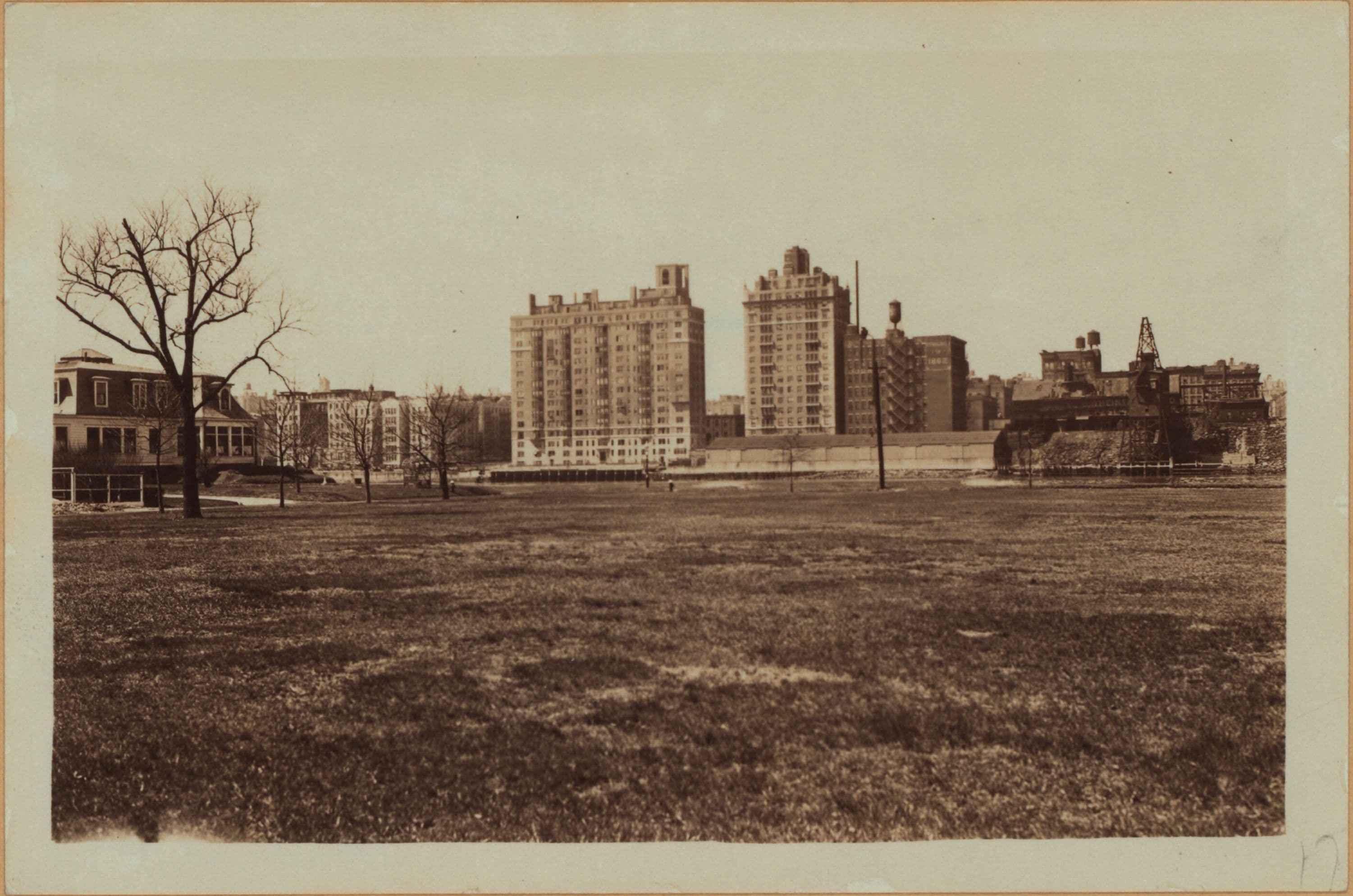 Manhattan: Welfare Island - East River.