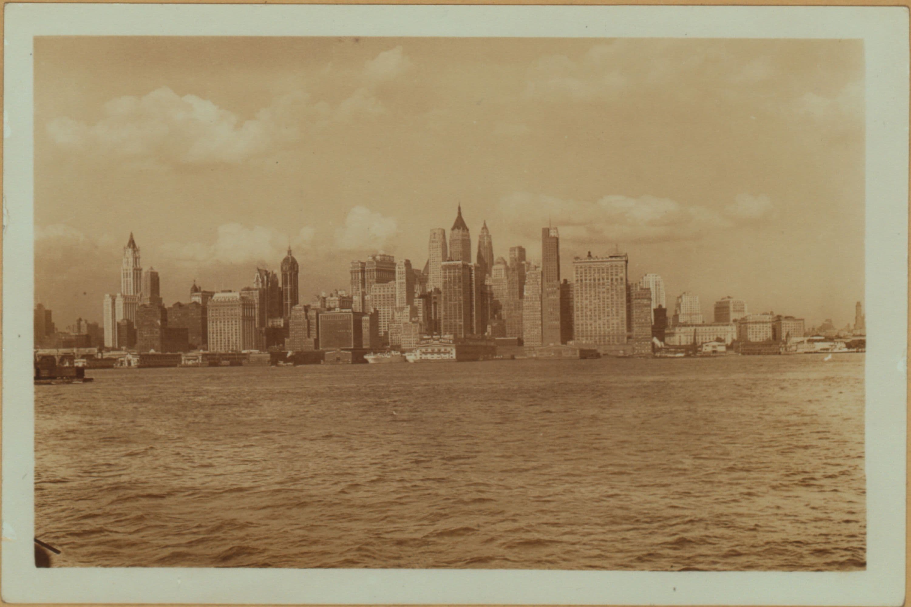 North (Hudson) River - Shore and skyline - Manhattan - Battery - 14th Street - [Bank of Manhattan - Bankers Trust Company - City Bank-Farmers Trust Company - Irving Trust Company - New York Telephone Company - Singer Manufacturing Company - Transportation Building - Woolworth Building.]