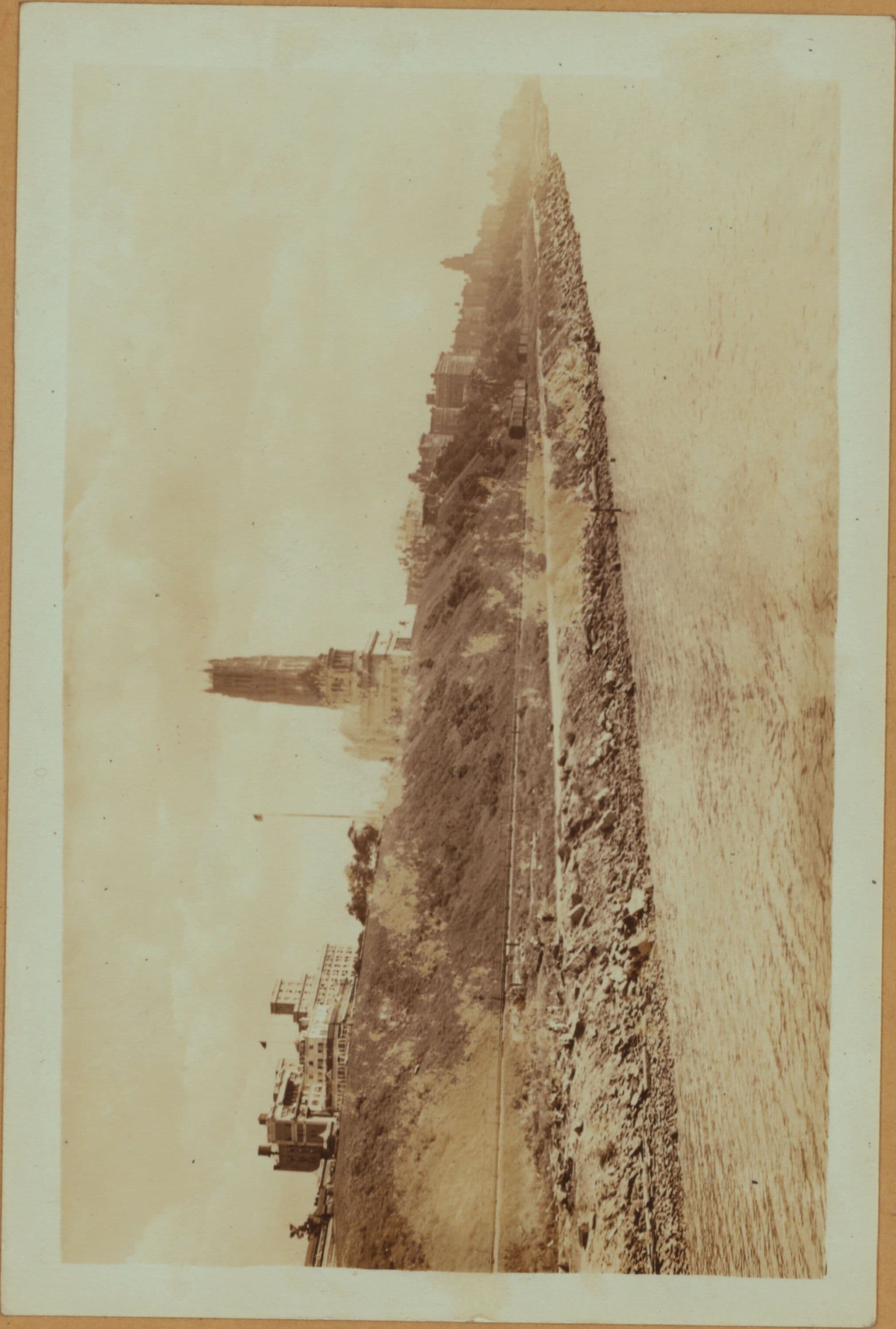 North (Hudson) River - Shore and skyline - Manhattan - 59th Street - George Washington Bridge - [International House of Columbia University - Claremont Inn.]
