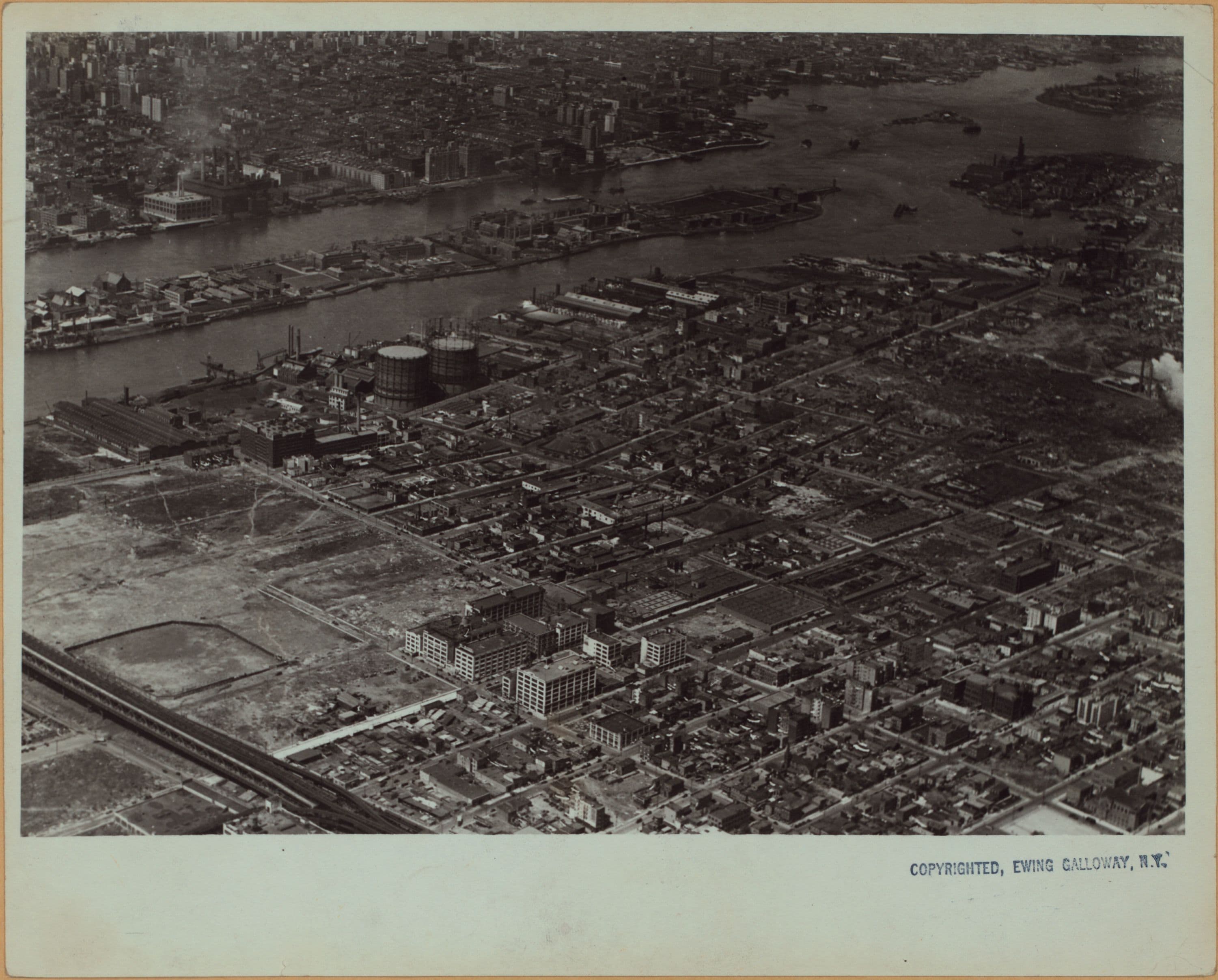 Queens: Long Island City - Astoria - General view.