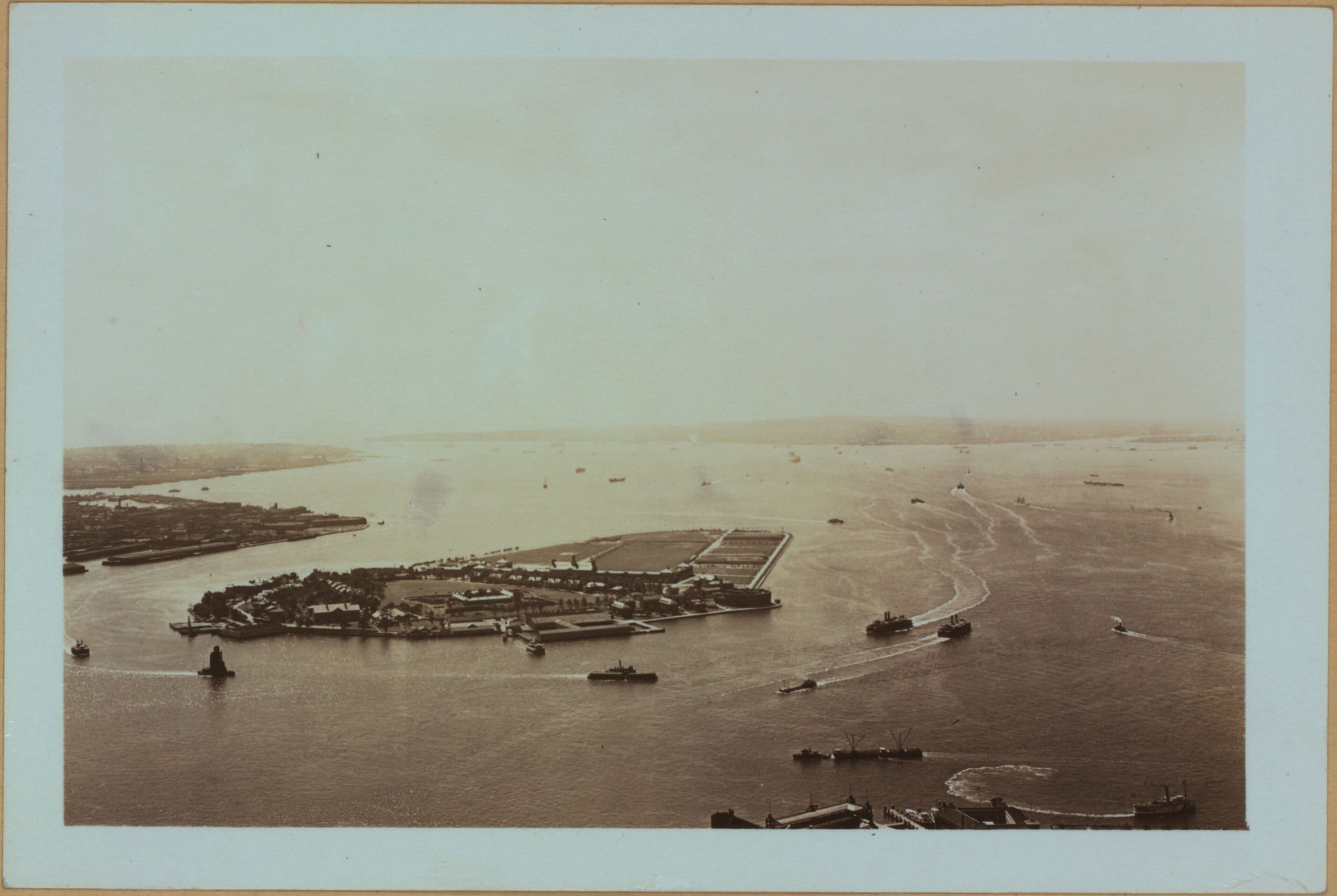 Islands - Governor's Island - [Aerial View ; Lower Manhattan ; Bank of Manhattan Building].