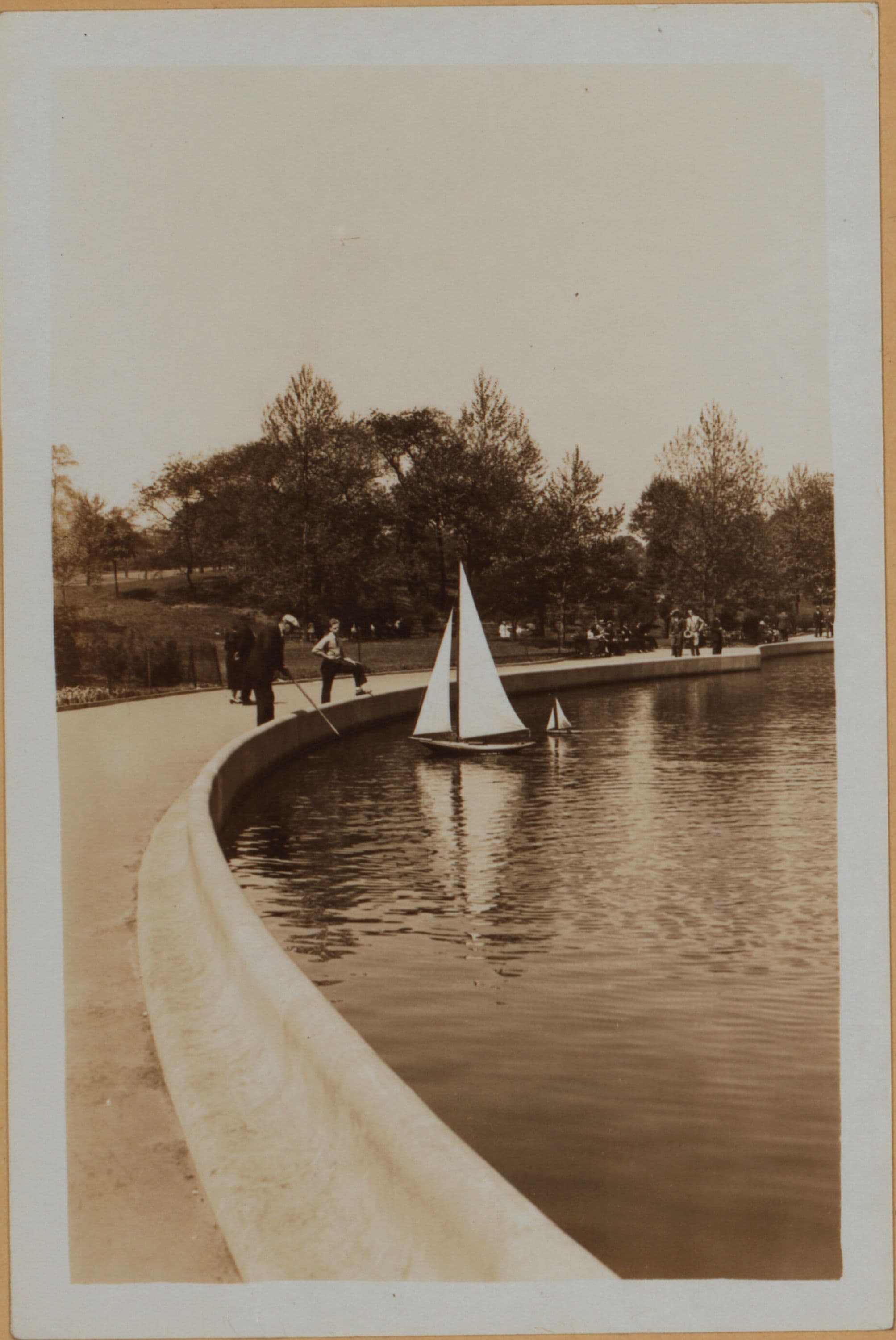 Manhattan: Central Park - Sailboat pond.