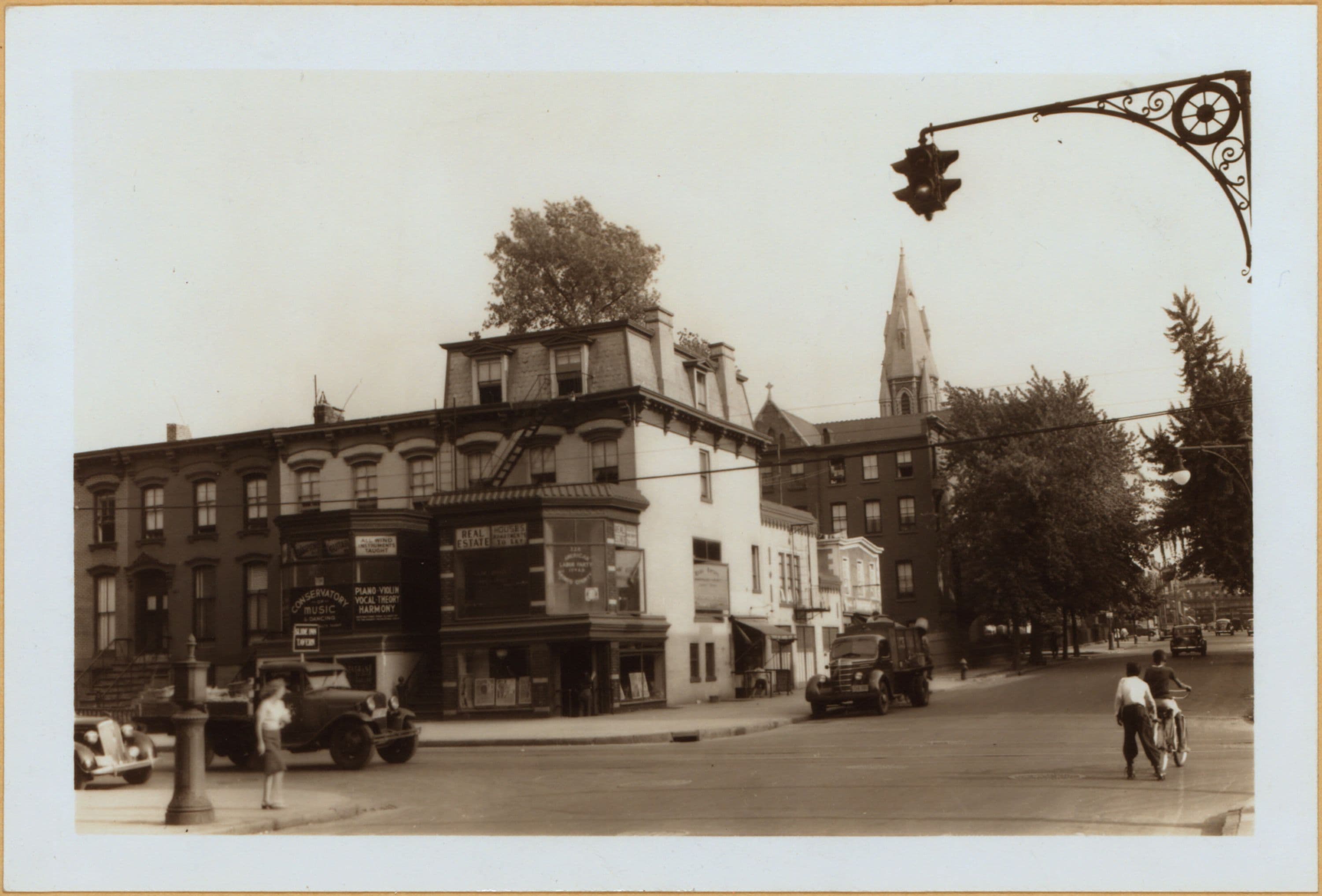 Brooklyn: Throop Ave. - Halsey St.