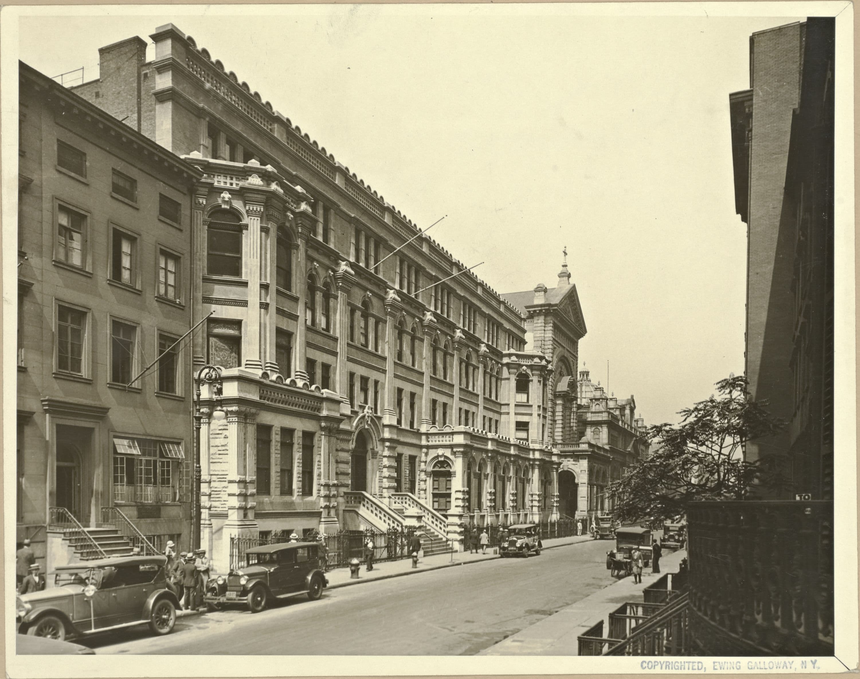 Manhattan: 16th Street - [Between 5th and 6th Avenues]