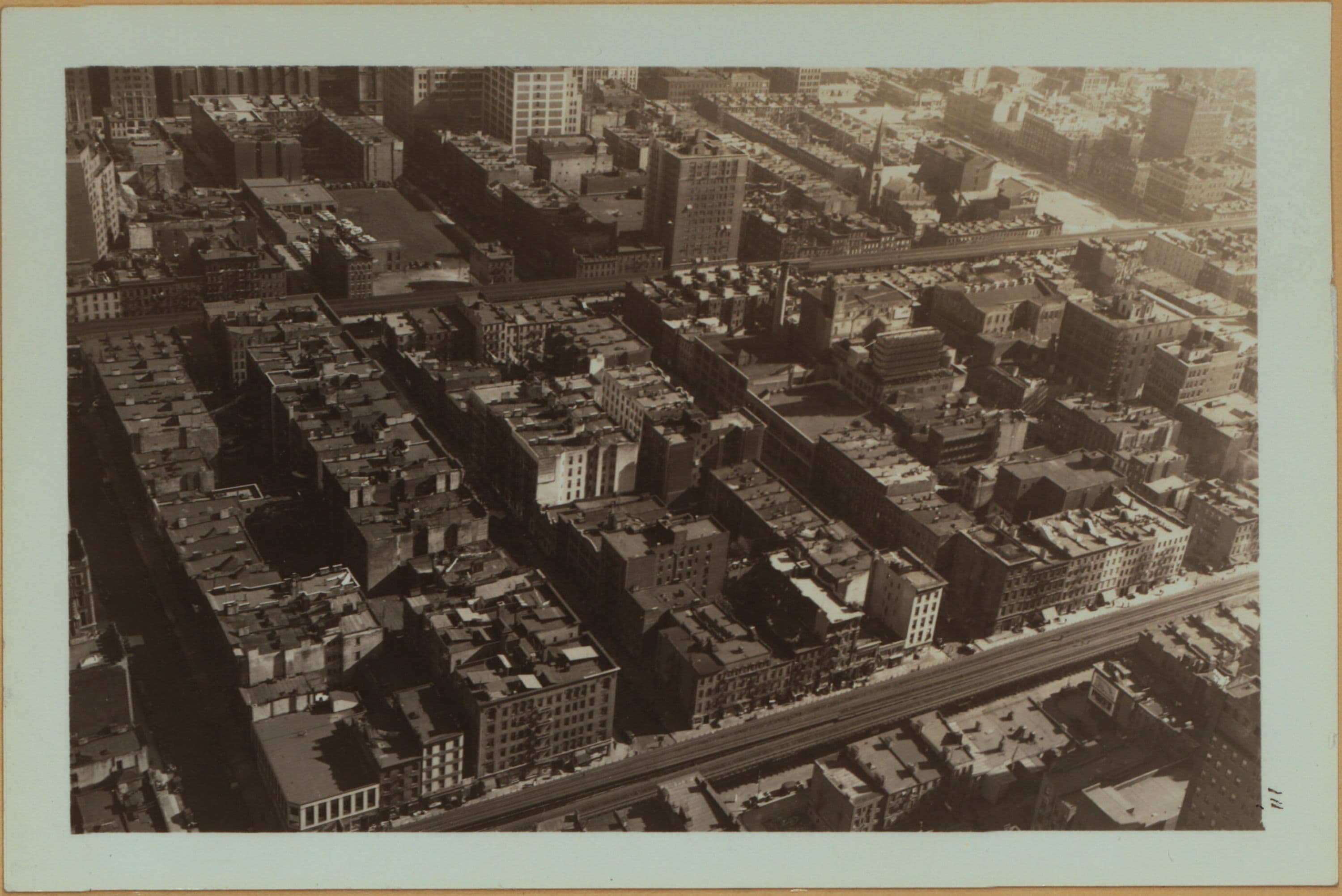 General view - [Manhattan - Lexington Avenue - 42nd Street (East) - Chanin Building.]