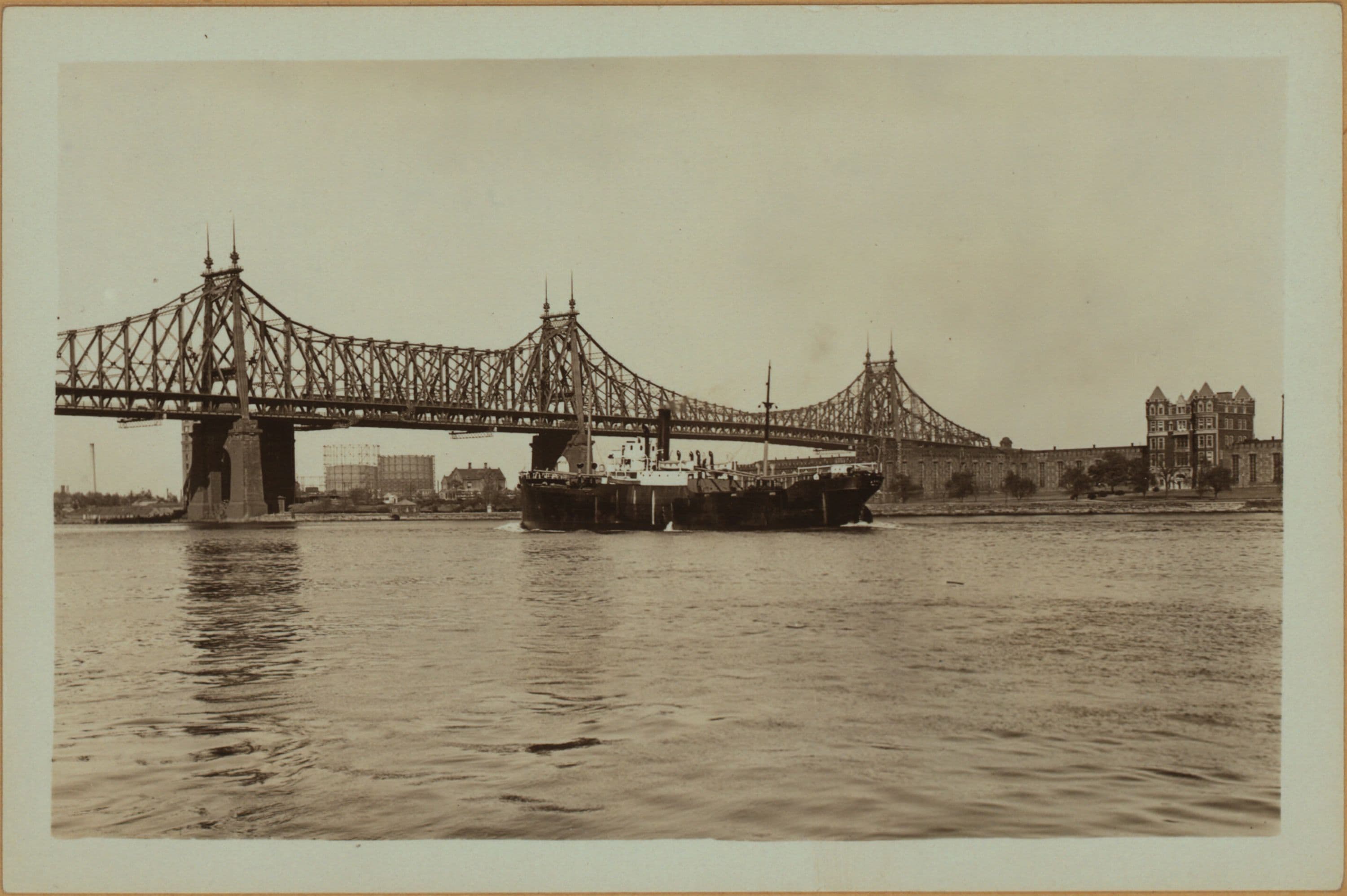Bridges - Queensboro [Queensborough] Bridge - [S.S. Congo at East 53rd Street dock, Manhattan.]