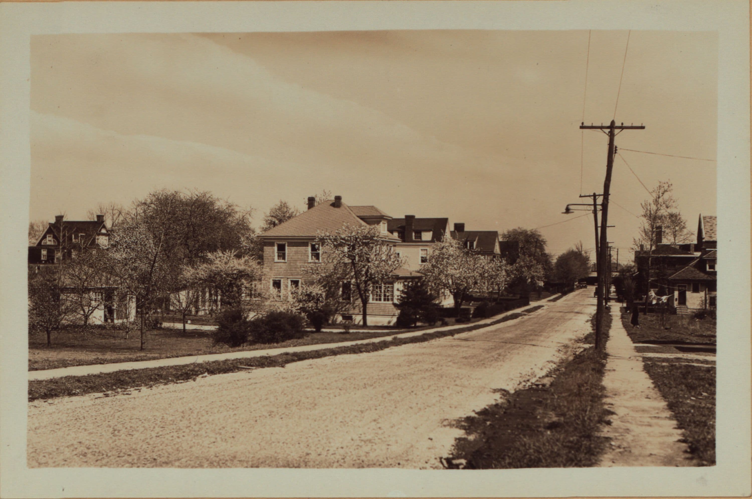 Richmond: Cloister Place - Richmond Road
