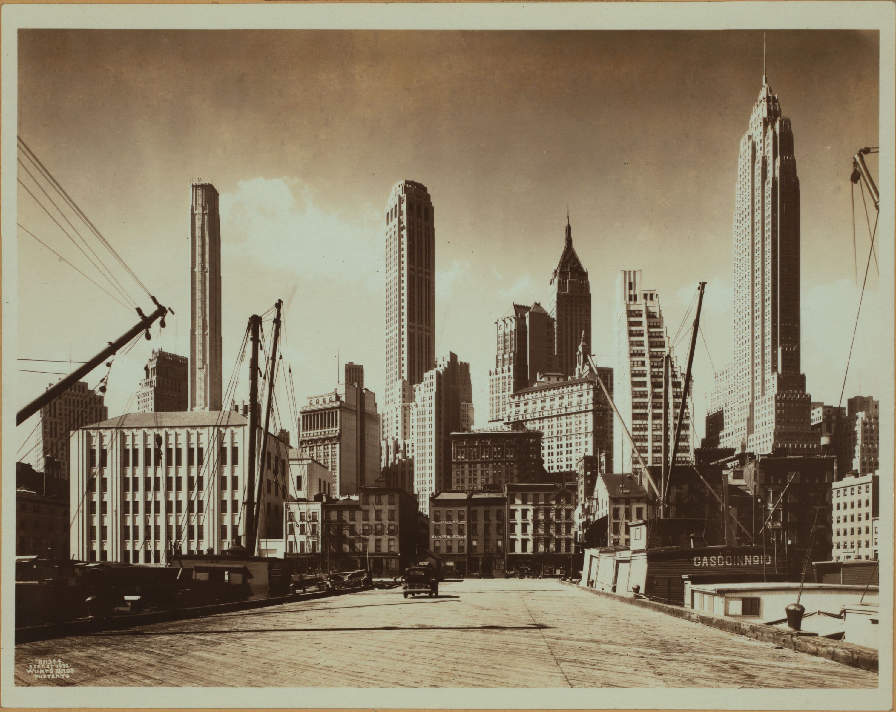East River - shore and skyline ; South ferry ; Williamsburg bridge.