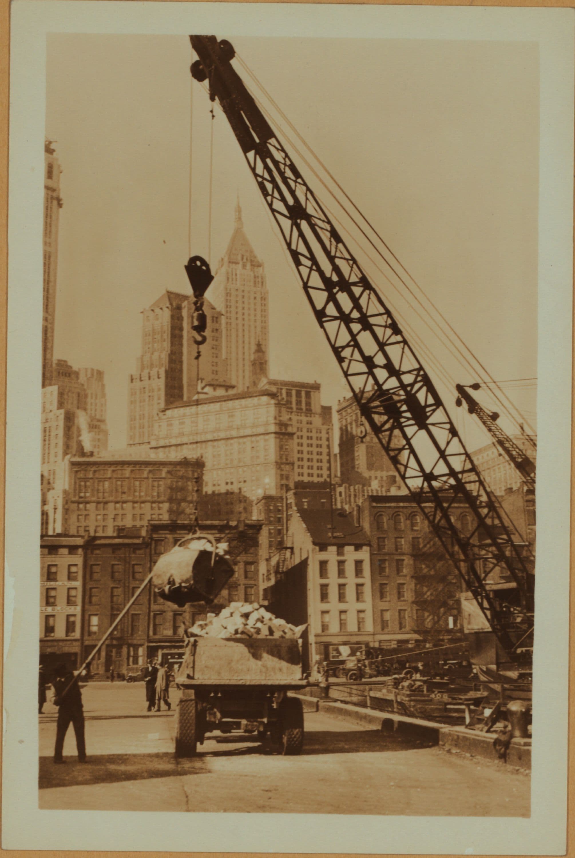 East River - Pier 11 - Manhattan - South Street - Jones lane - [Lower Manhattan skyline - Bank of Manhattan.]