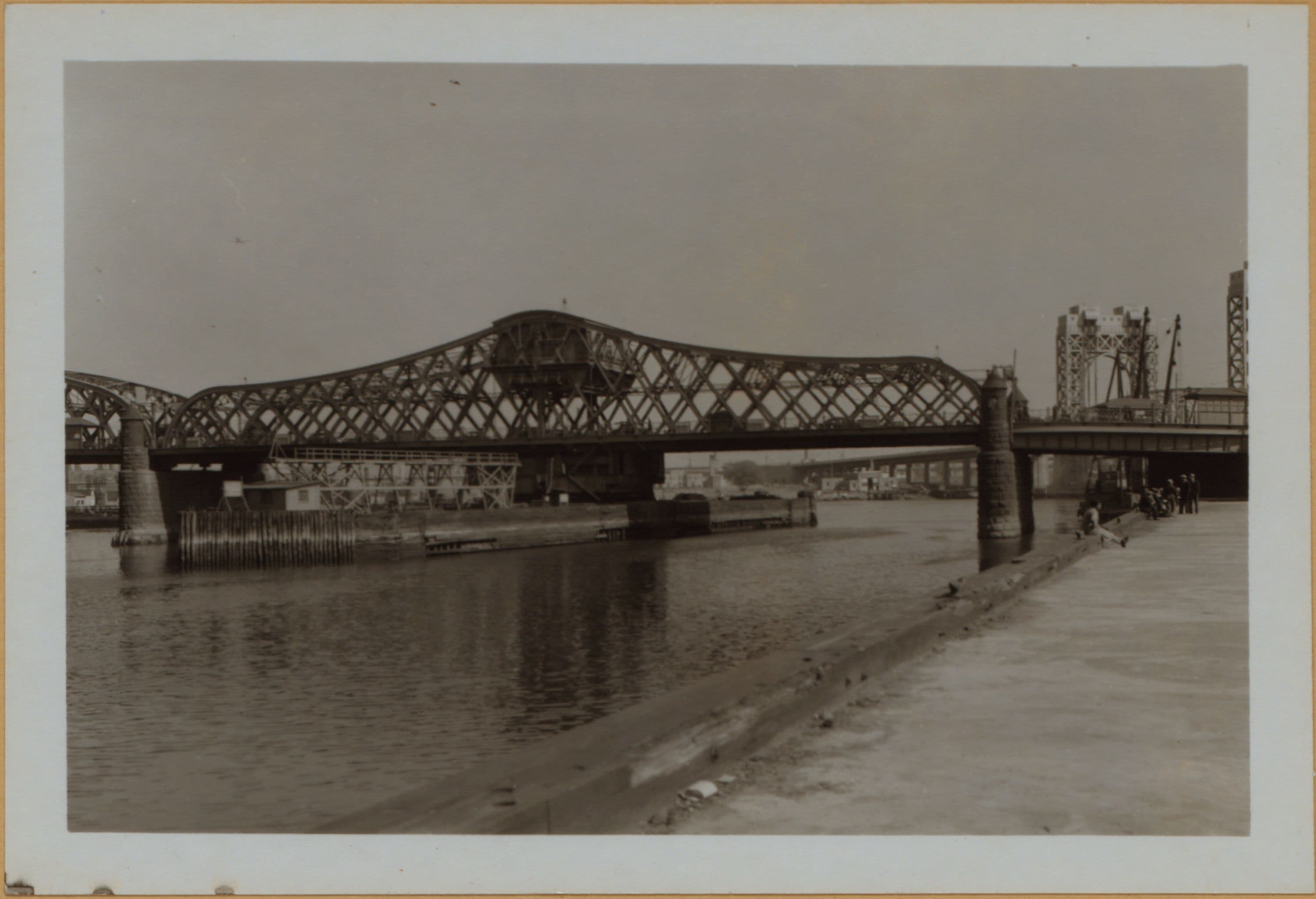 Manhattan: 2nd Avenue - [Between 128th and 129th Streets]