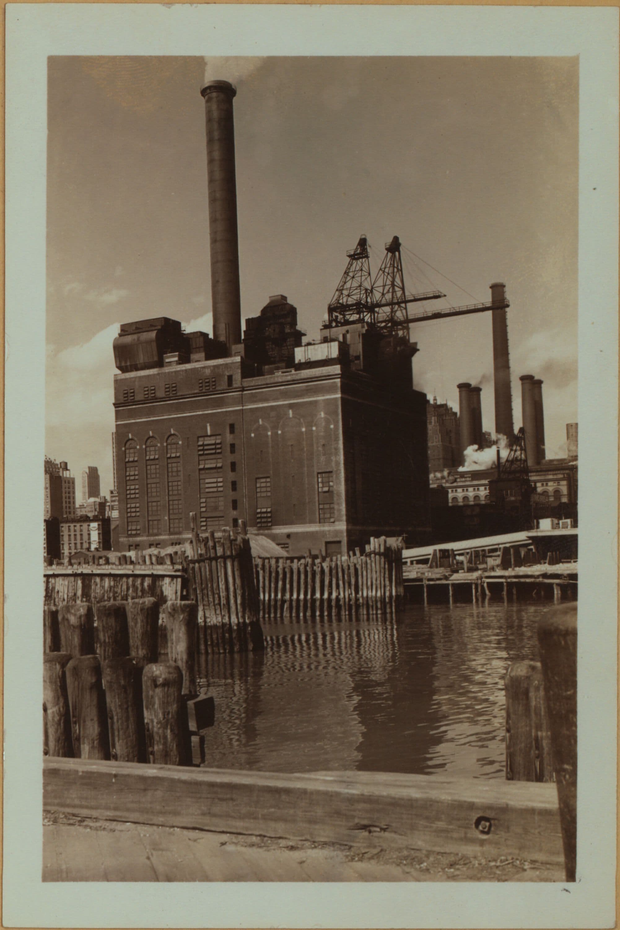 East River - shore and skyline ; Queensborough bridge ; Williamsburg bridge.