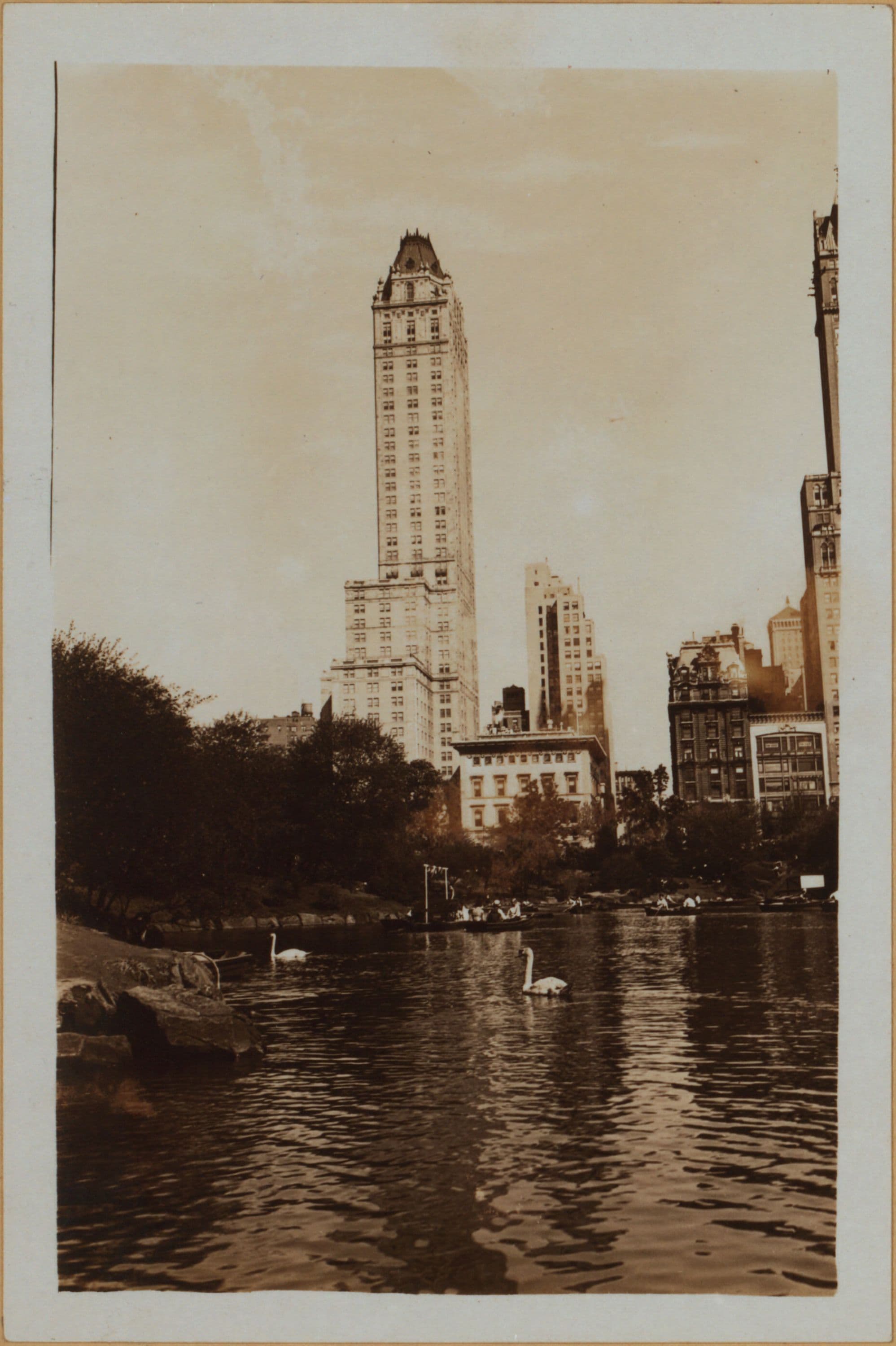 Manhattan: Central Park - The Pond. [Metropolitan Club; Sherry-Netherland Hotel.]
