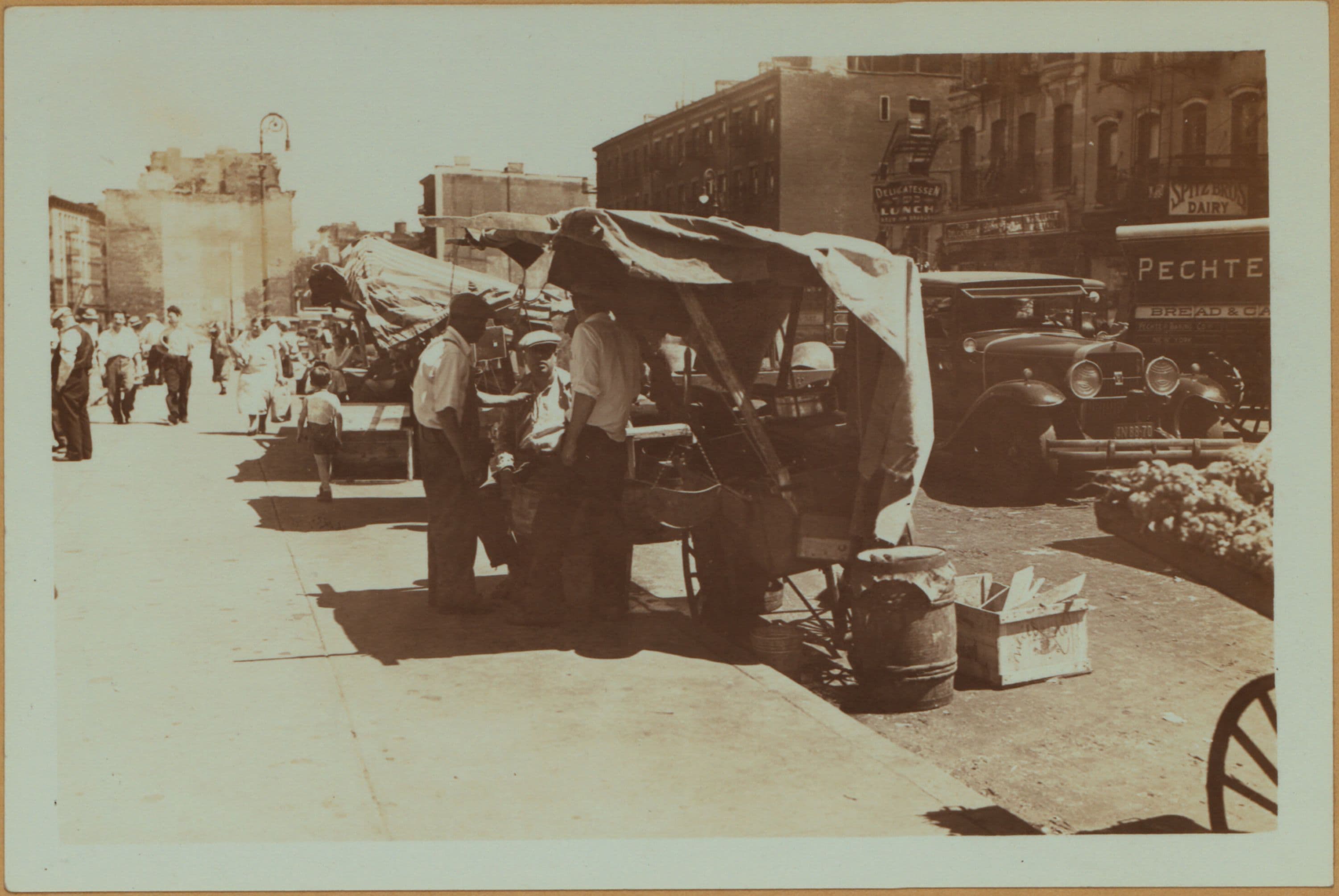 Occupations - Peddlers - Food - Fish.