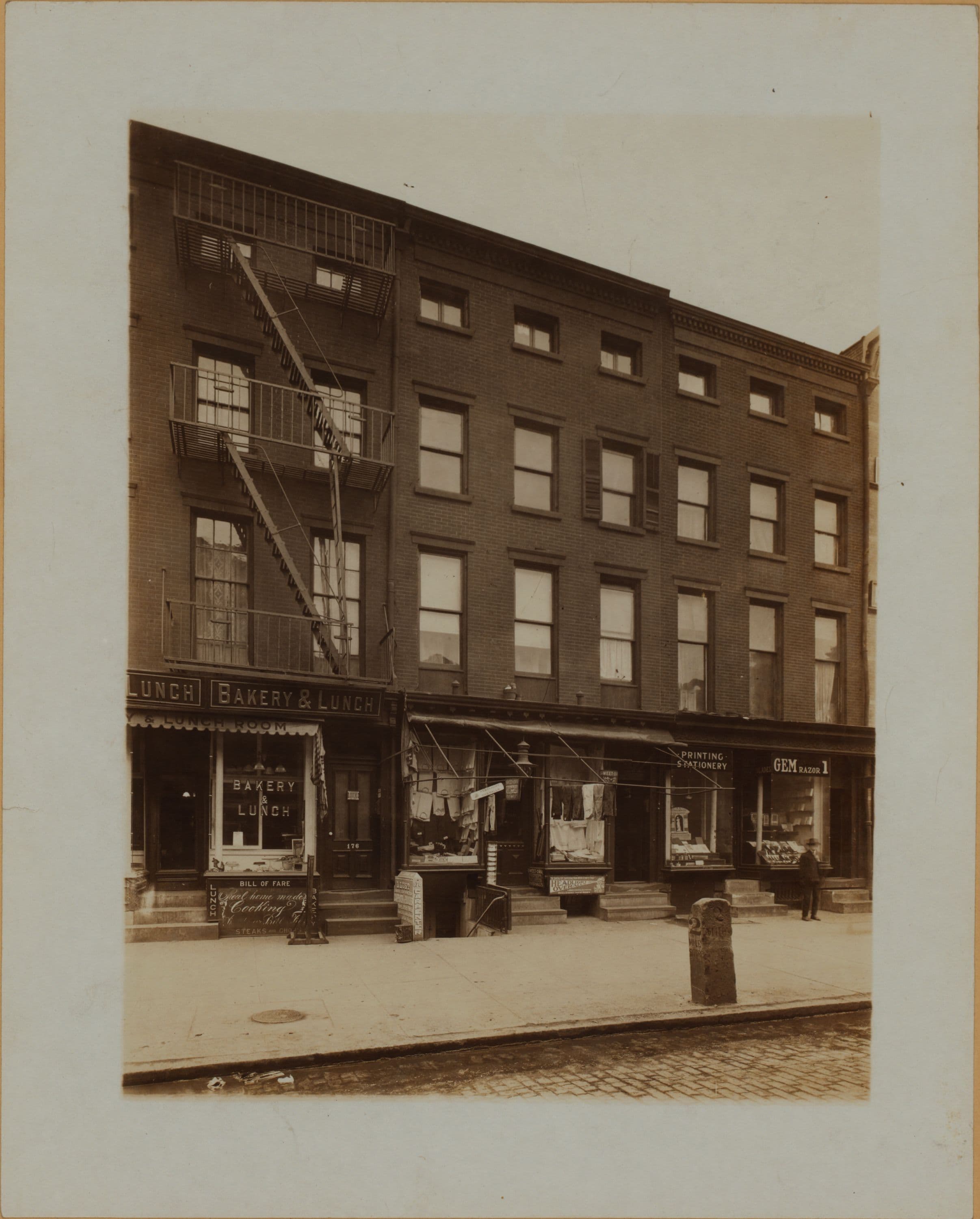 Manhattan: 3rd Avenue - west side - between 16th and 17th Street.