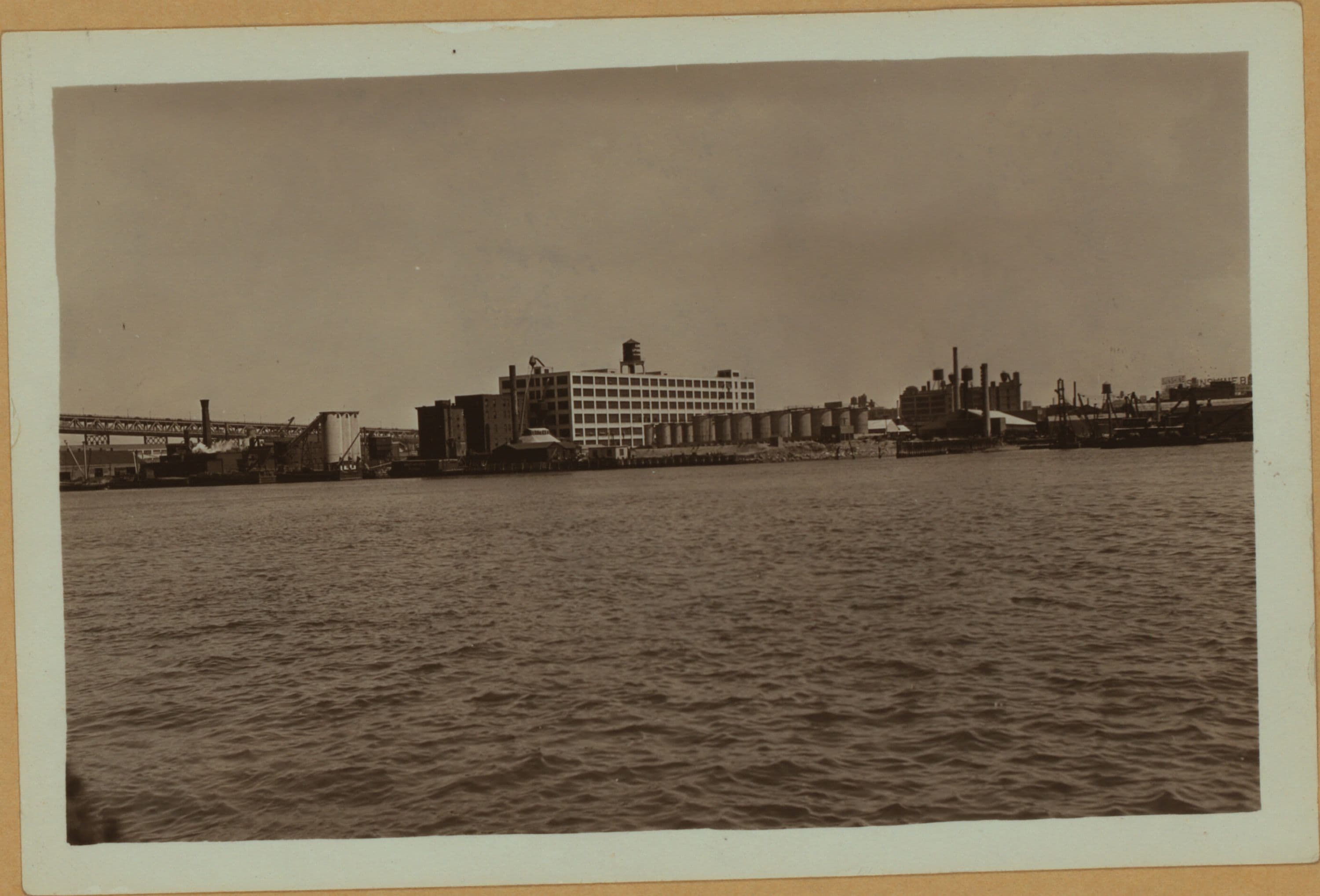 East River - Shore and skyline - Queens - Long Island City.