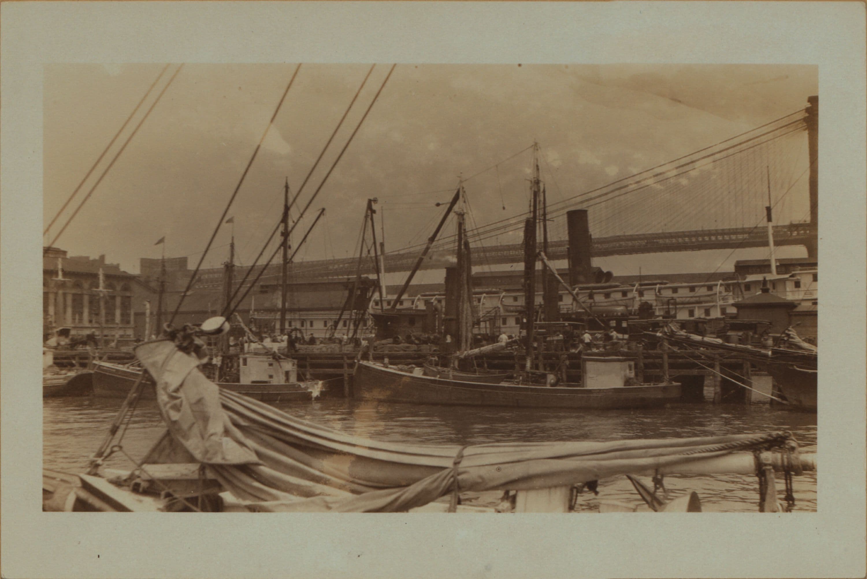 East River - Pier 18 [North Dock] - Manhattan - South Street - [Unloading boats for Fulton fish market.]