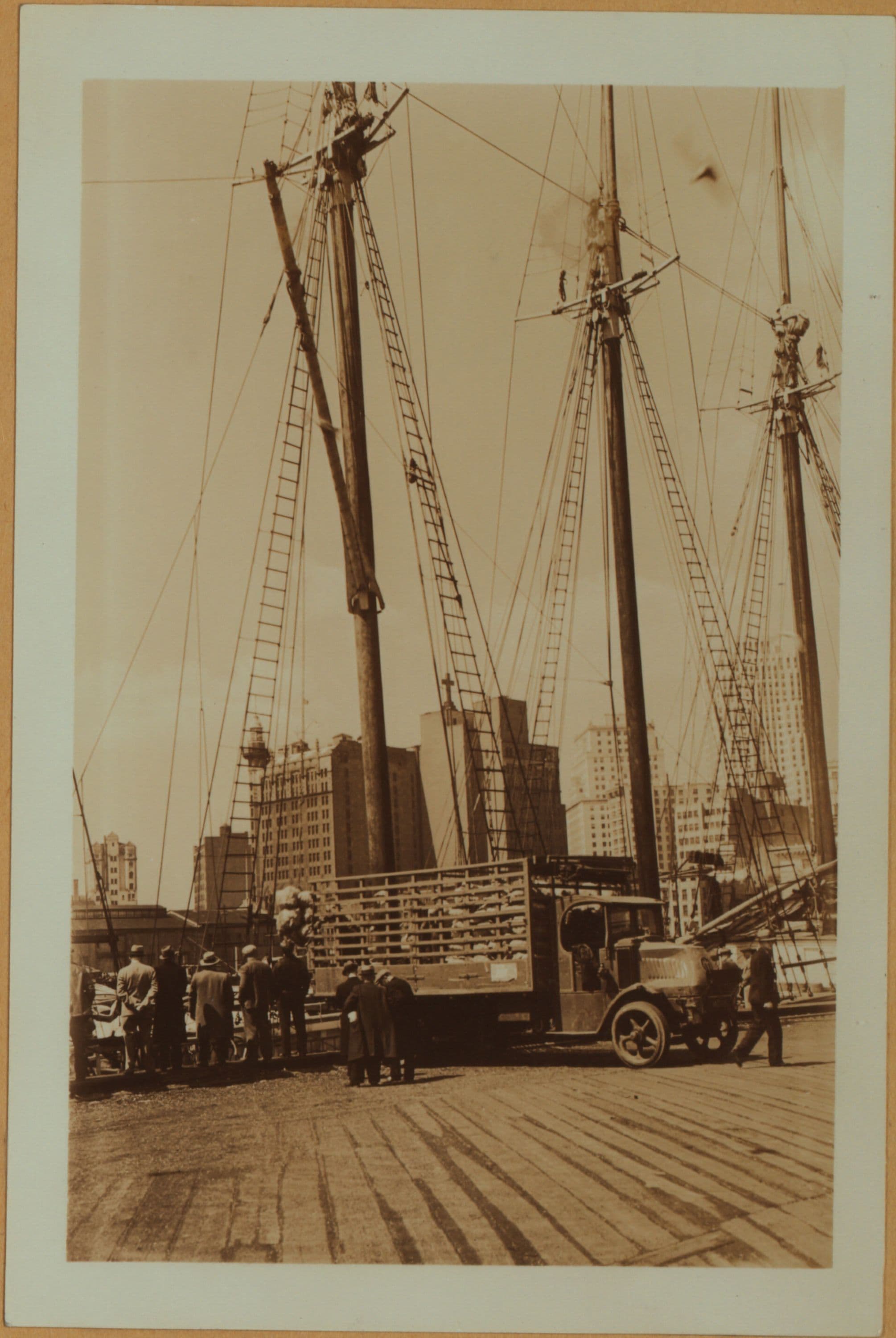 East River - Pier 11 - Manhattan - South Street - Jones lane - [Lower Manhattan skyline - Bank of Manhattan.]