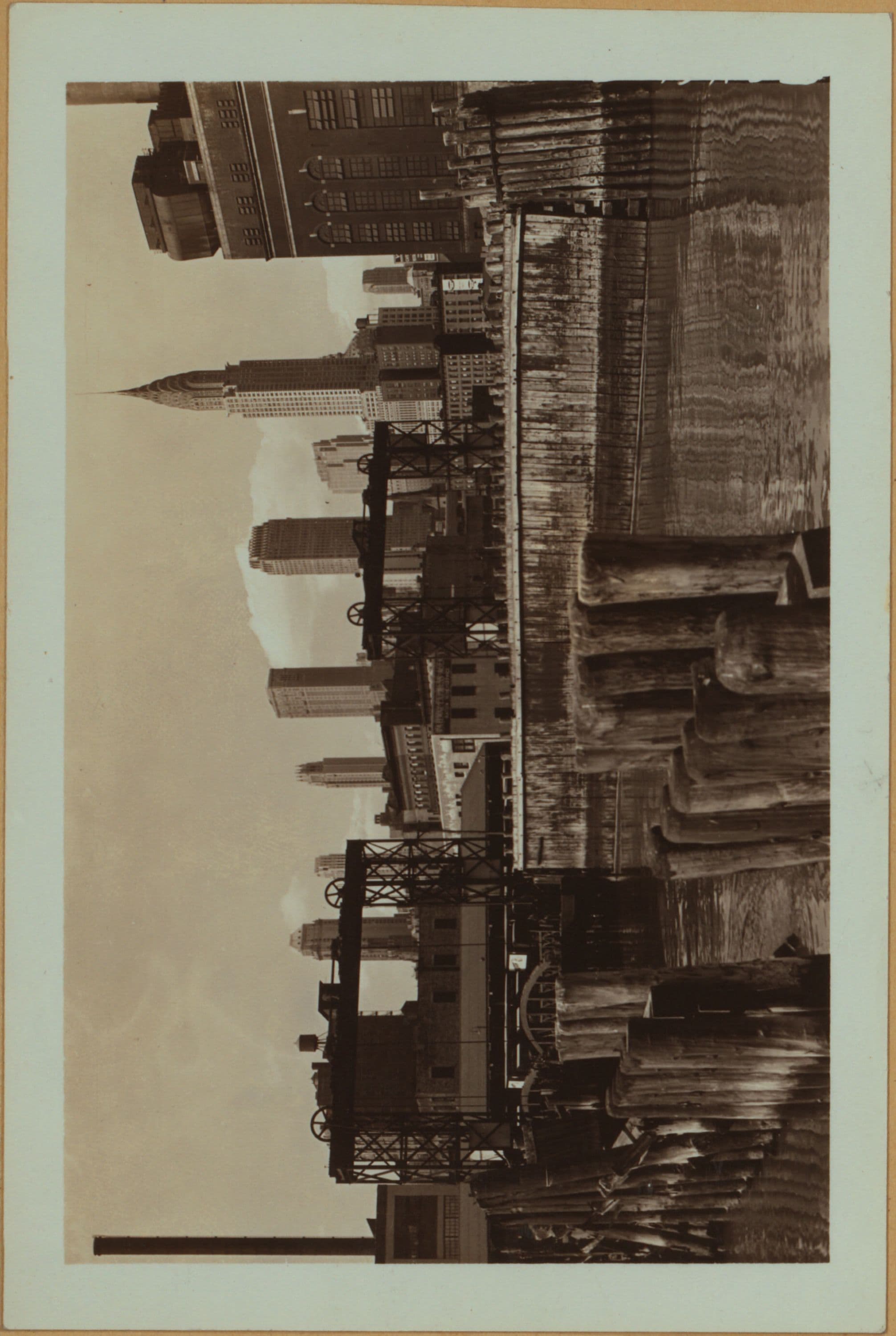 East River - shore and skyline ; Queensborough bridge ; Williamsburg bridge.