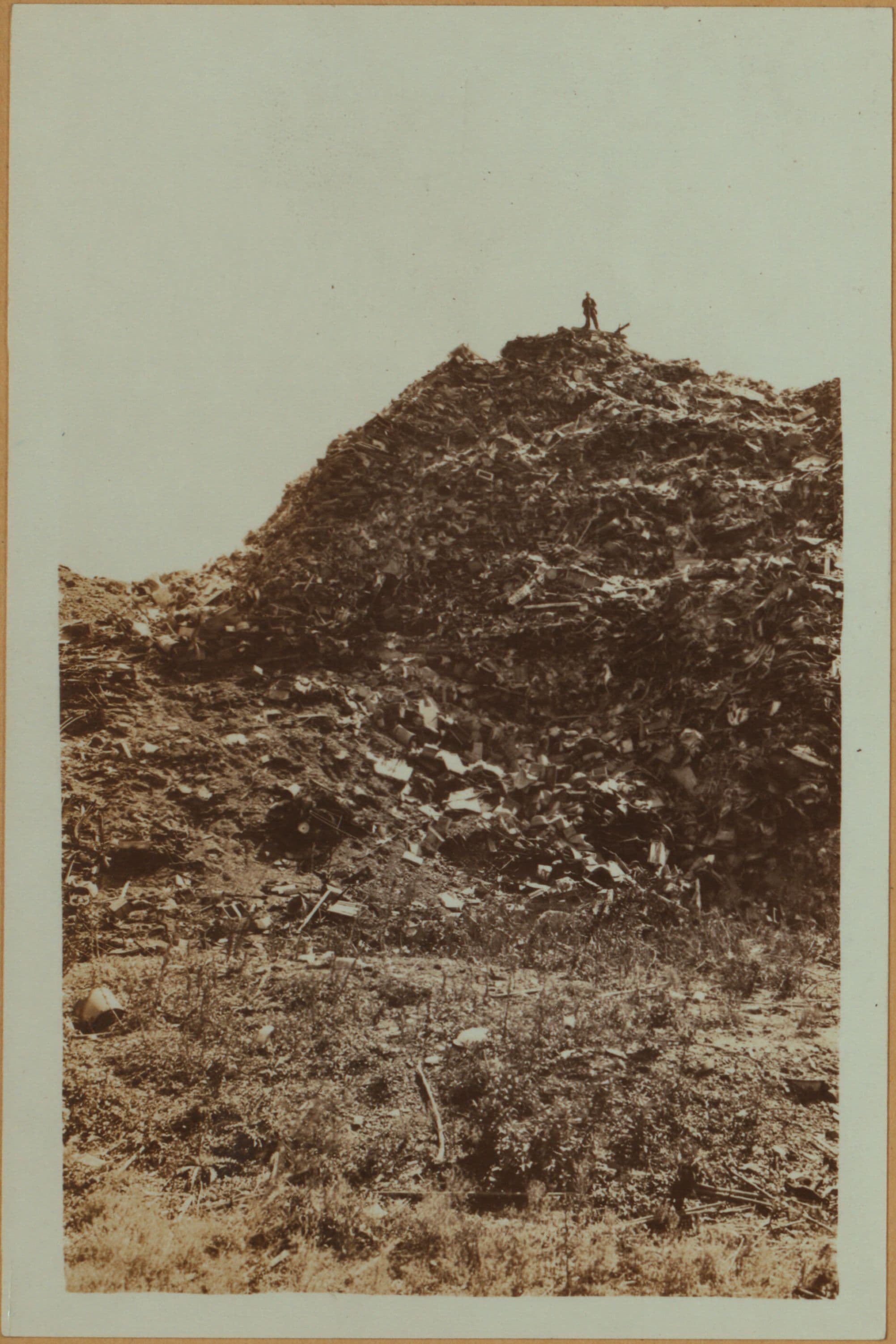 Islands - Rikers Island (North shore) - Refuse heaps.