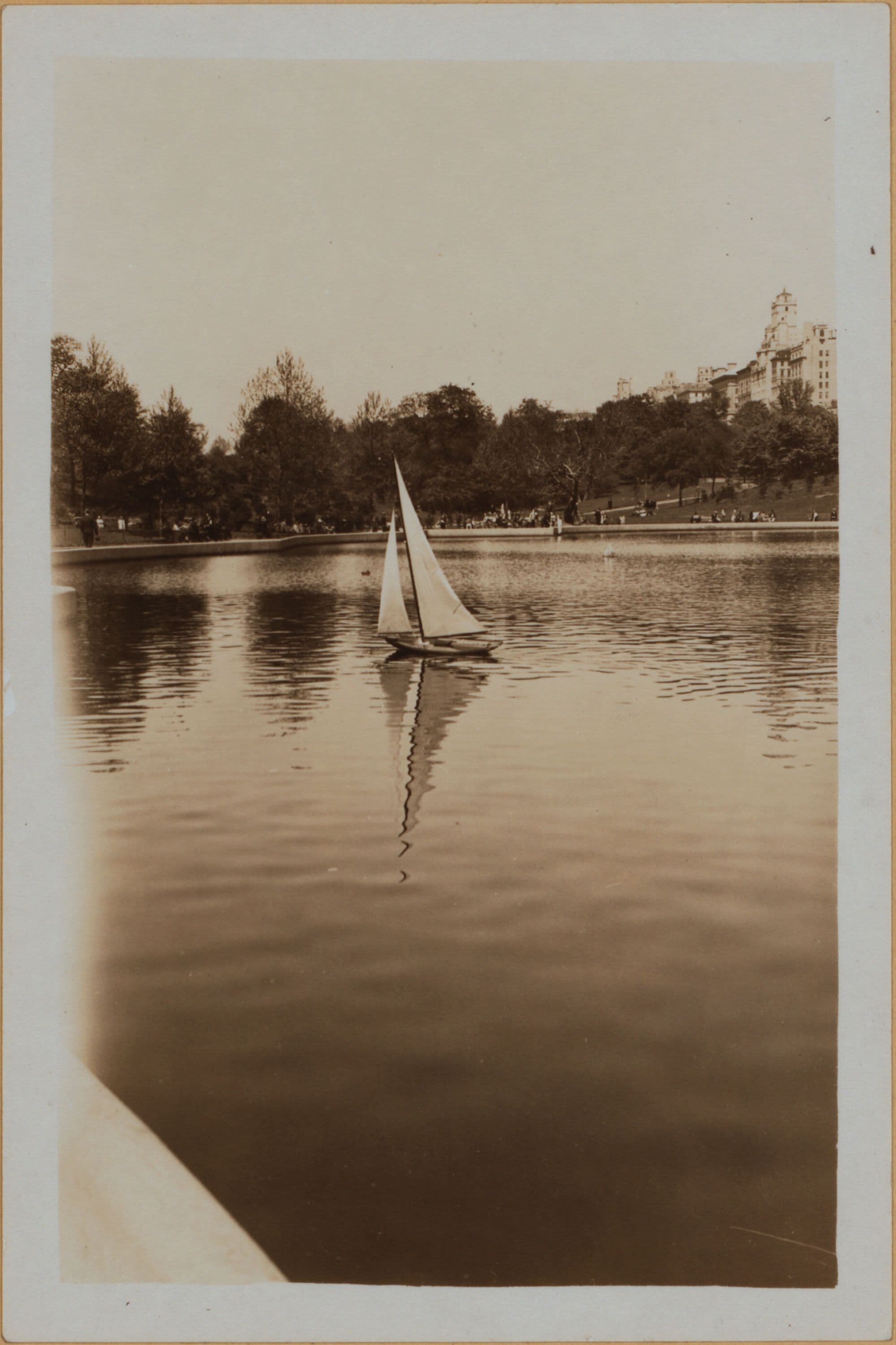 Manhattan: Central Park - Sailboat pond.